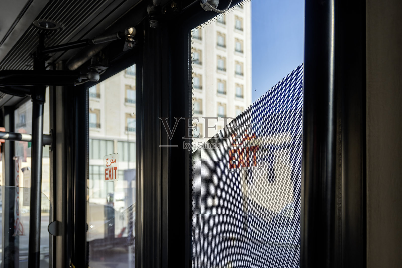 旅行巴士上的紧急出口门标志与自动开门杆照片摄影图片