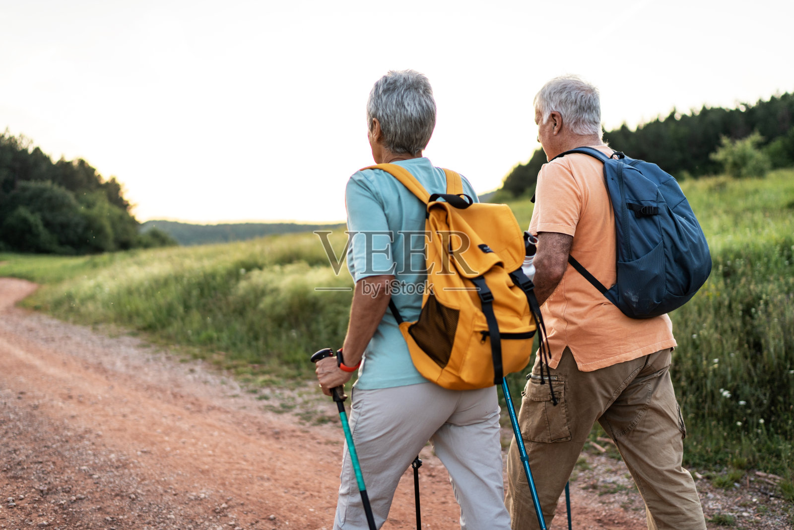 一对老年夫妇在森林里徒步旅行照片摄影图片
