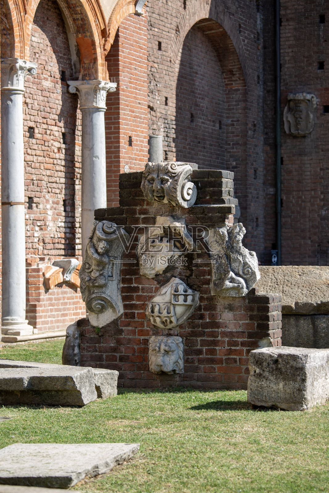 斯福尔扎城堡(Castello Sforzesco)，在意大利米兰的庭院中保留了历史性的石头装饰照片摄影图片