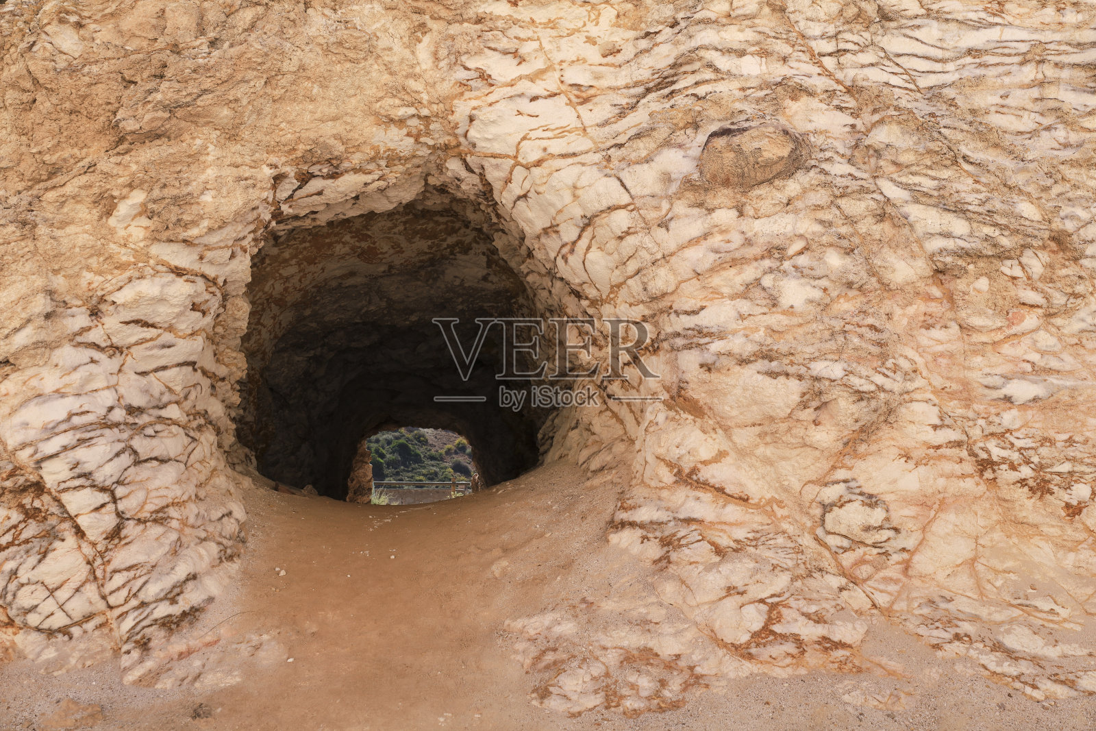 Rodalquilar的Cerro del Cinto矿山隧道照片摄影图片