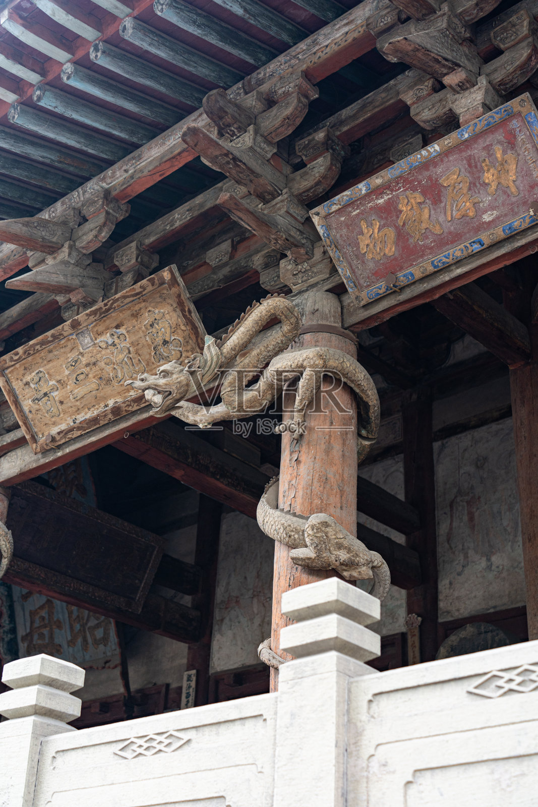 ShanXi Jinci is the Hall of the Holy Mother (圣母殿, Shèngmǔdiàn),It has carved wooden dragons coiled around the eight pillars that support its upward-curving double-eave roof. The complex includes a classical garden with a 3,000-year-old cypress dat照片摄影图片