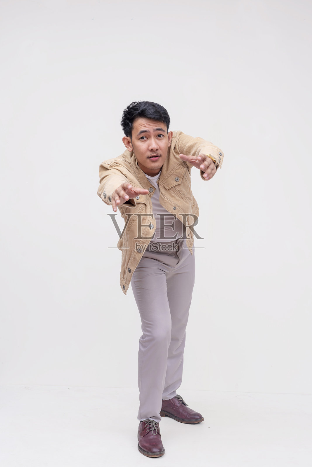 一位英俊的菲律宾男人及时伸出手，拯救某人，全身照，隔离在白色背景上照片摄影图片