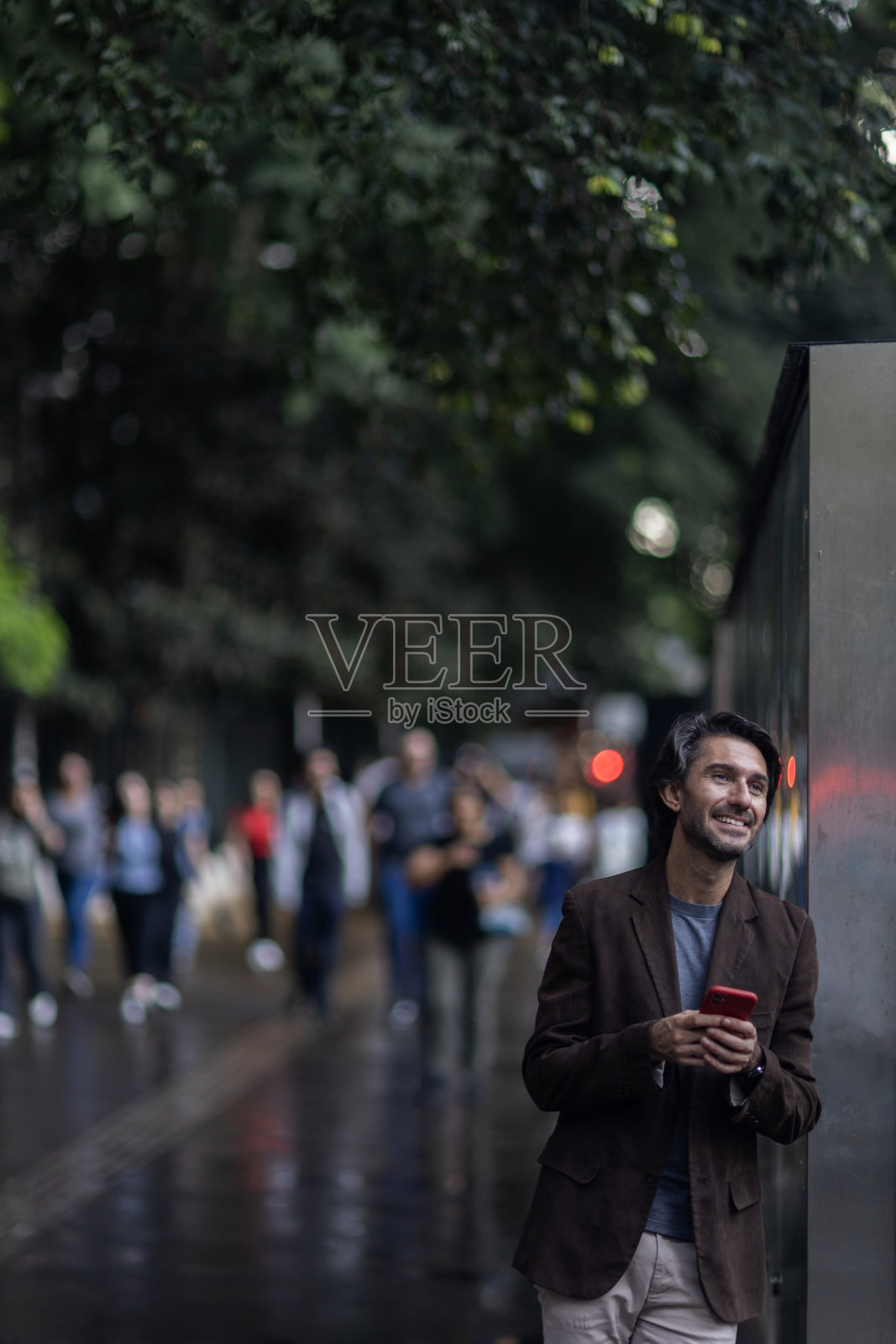 一个年轻人在黄昏时分使用智能手机的照片照片摄影图片