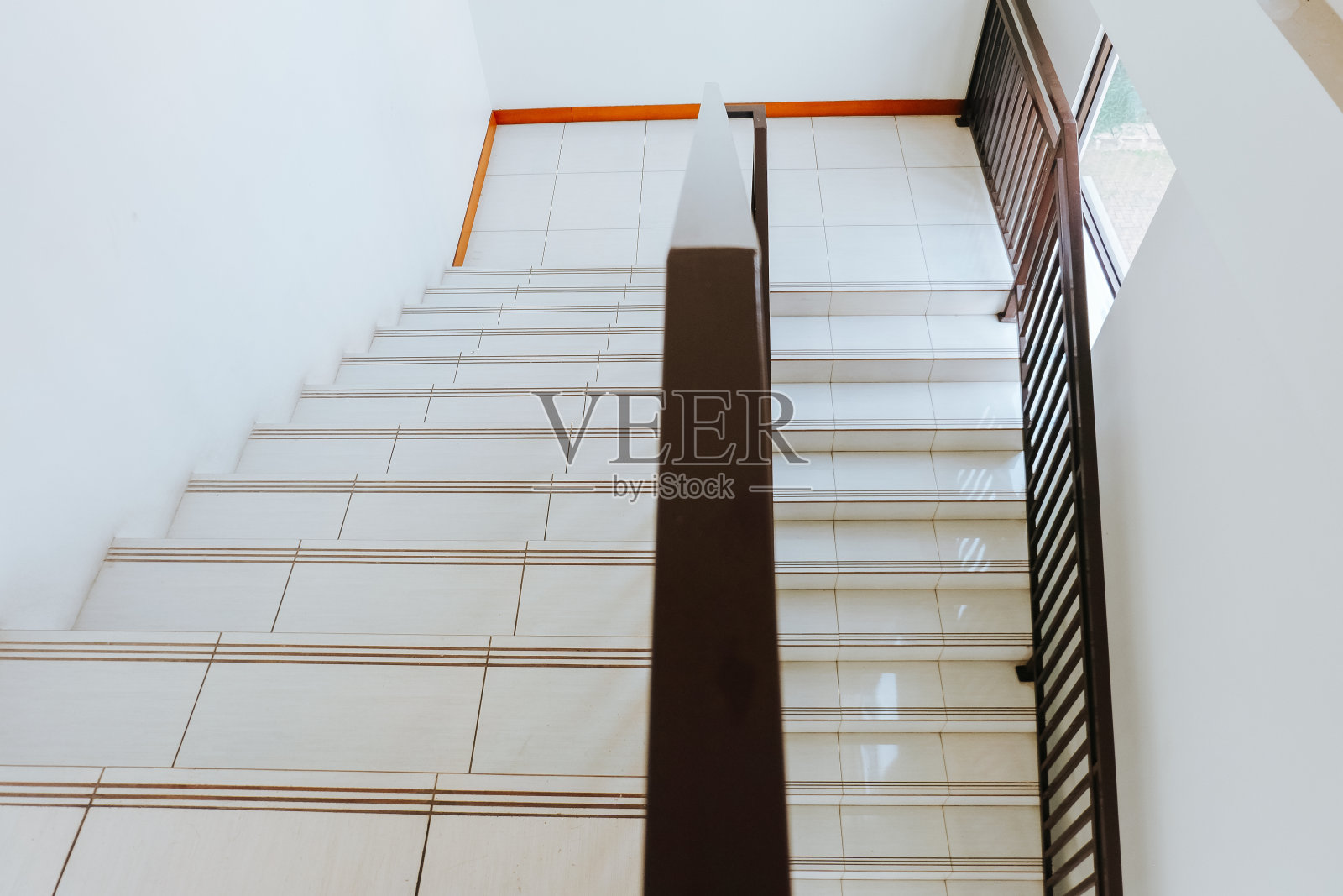 1楼和2楼的过渡楼梯照片摄影图片