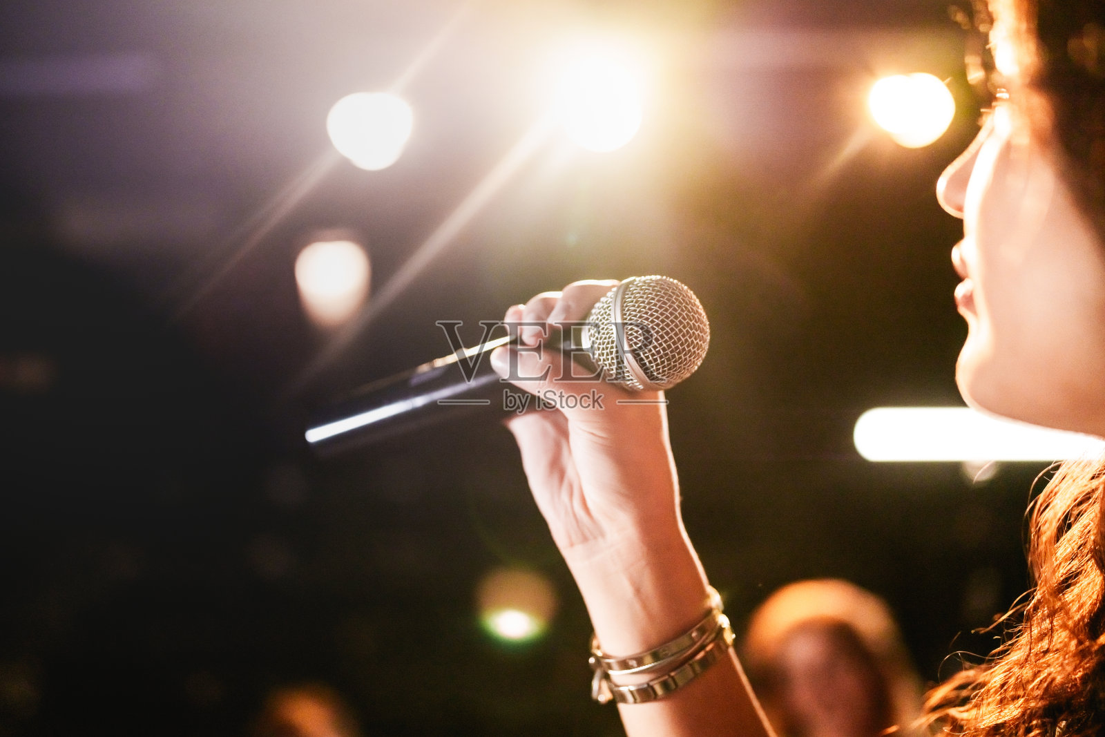 舞台上手持麦克风特写照片摄影图片