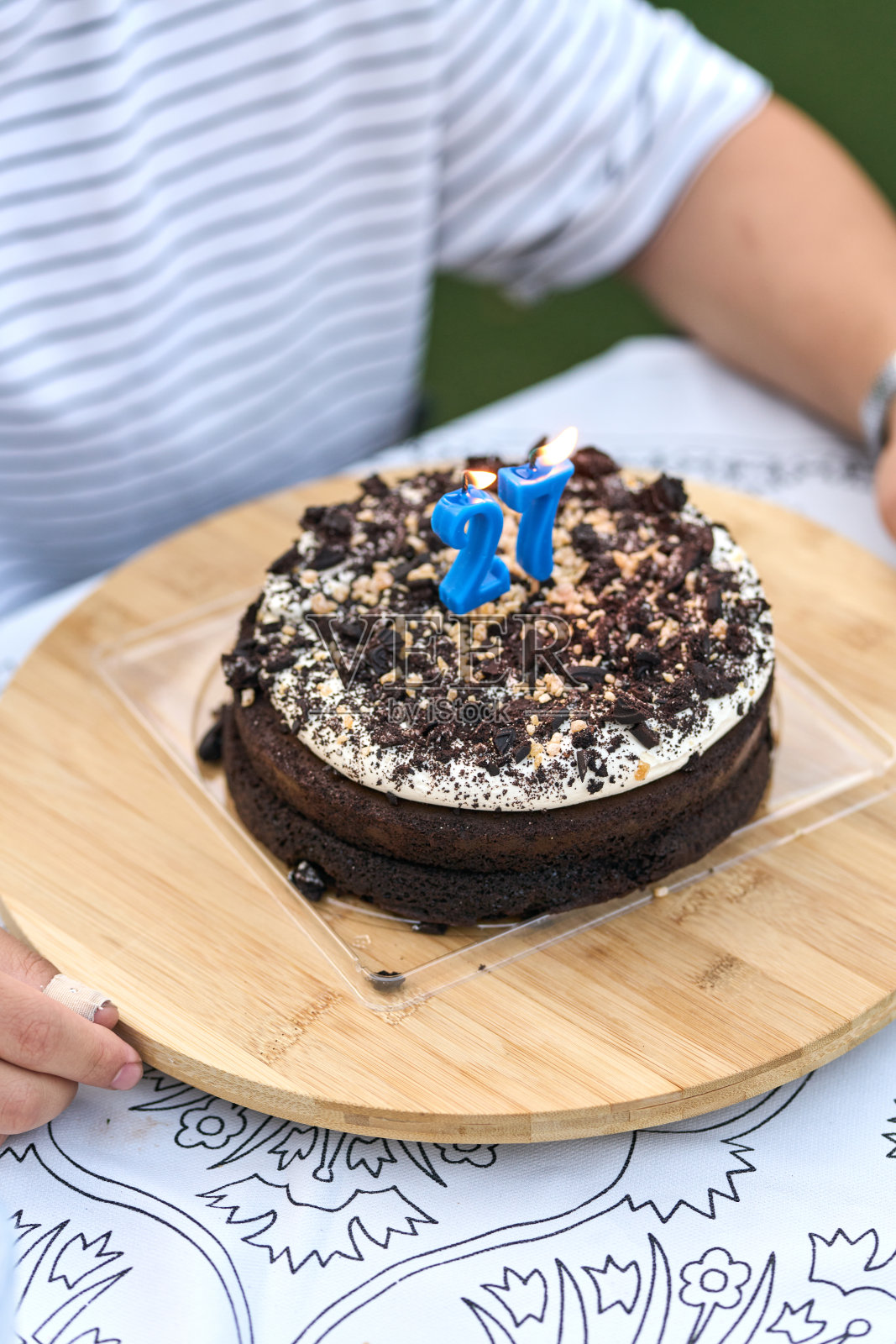 27岁生日派对和蛋糕照片摄影图片