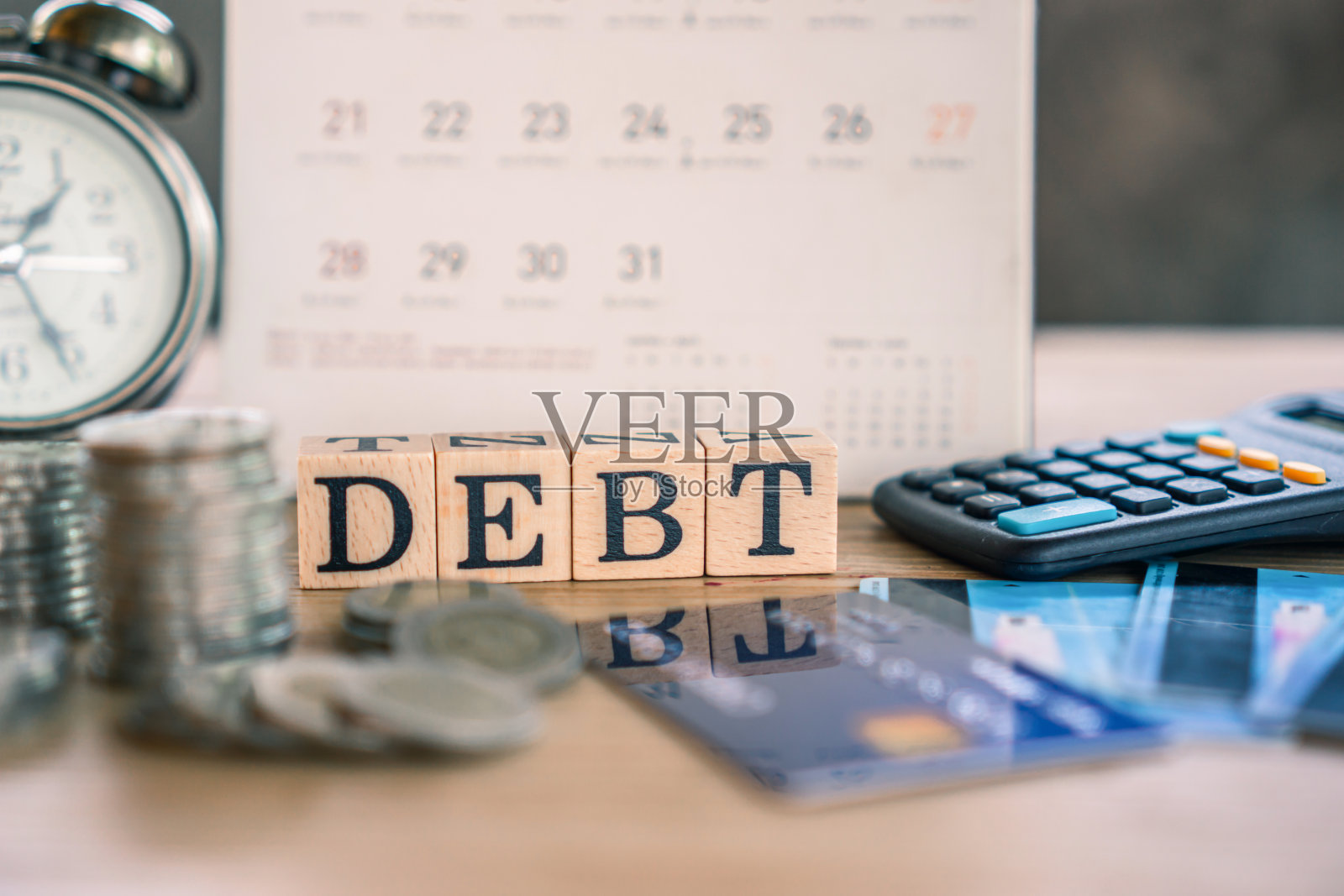 桌子上的各种物品照片摄影图片