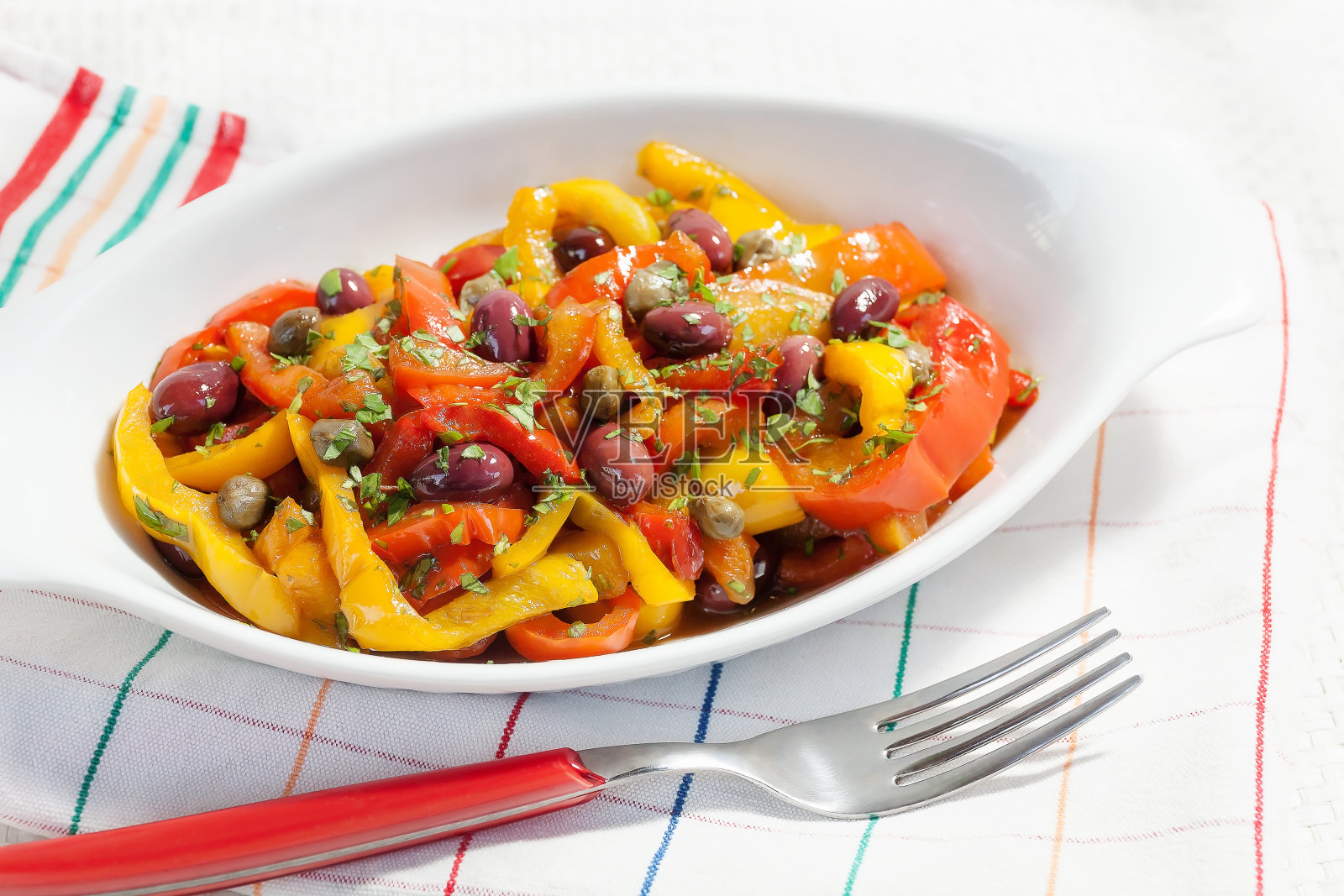 餐桌上碗里的食物特写照片摄影图片