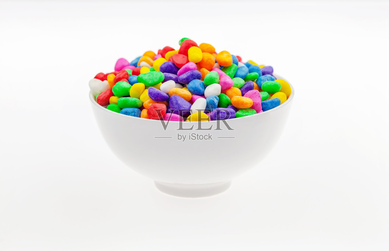 彩色糖果在碗对白色背景的特写照片摄影图片