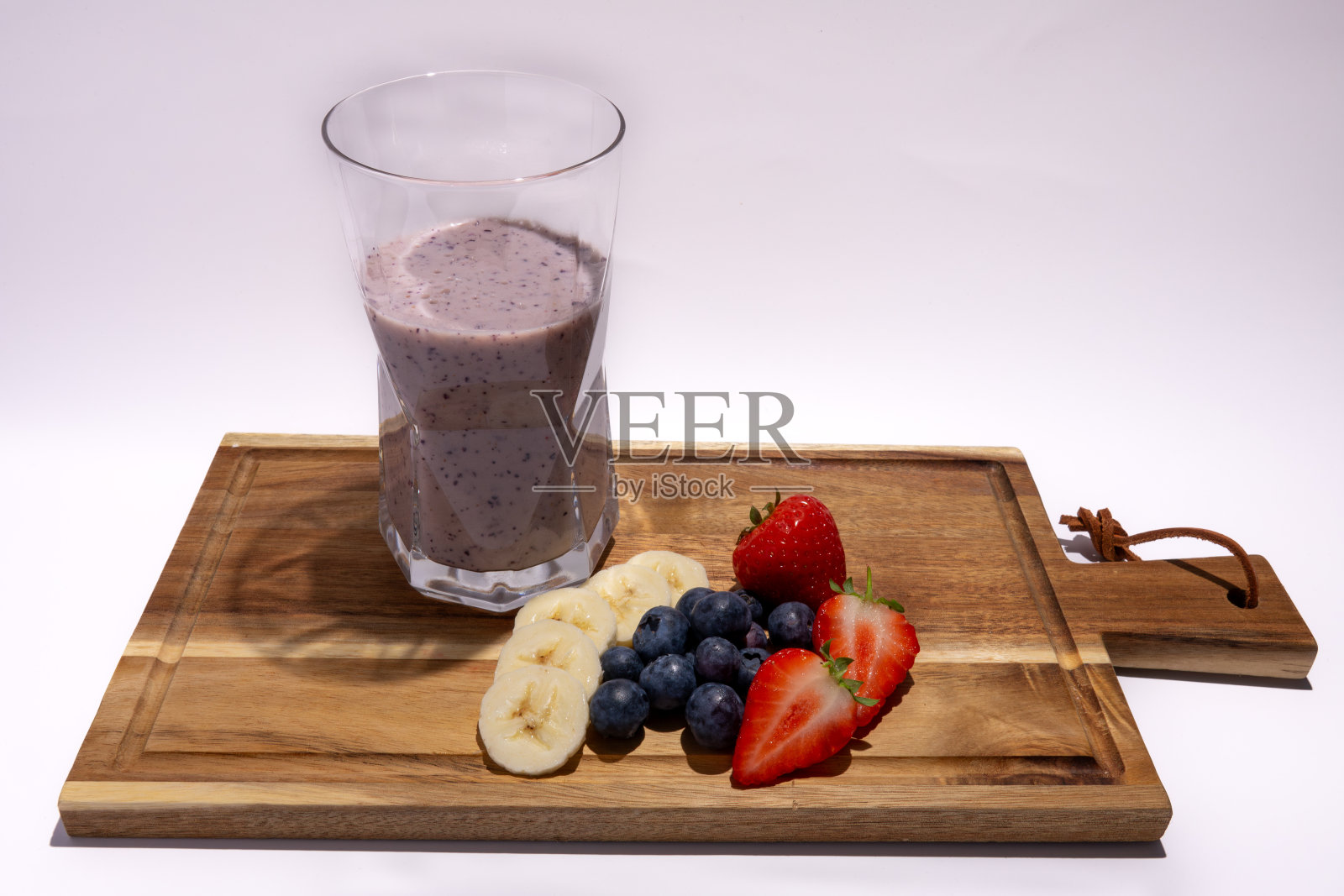 装有冰沙和水果的木制托盘照片摄影图片