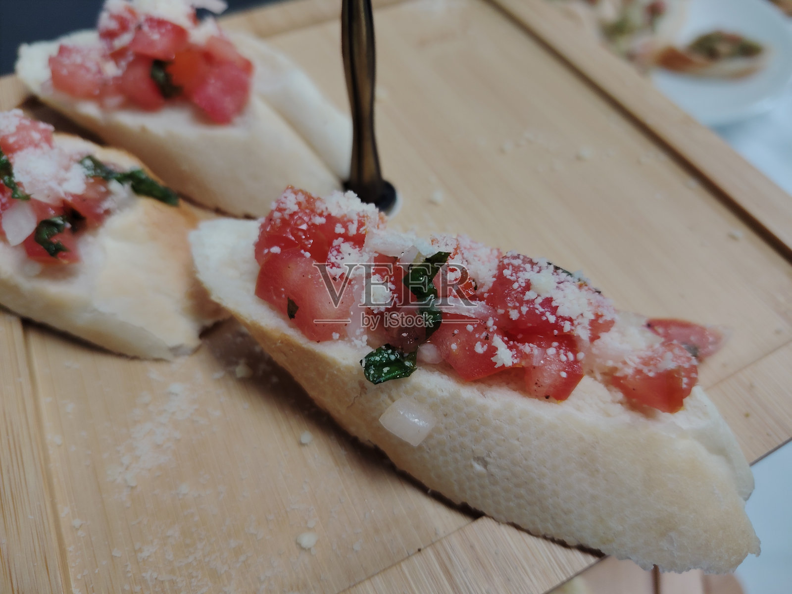 盘子里的番茄意式烤面包照片摄影图片