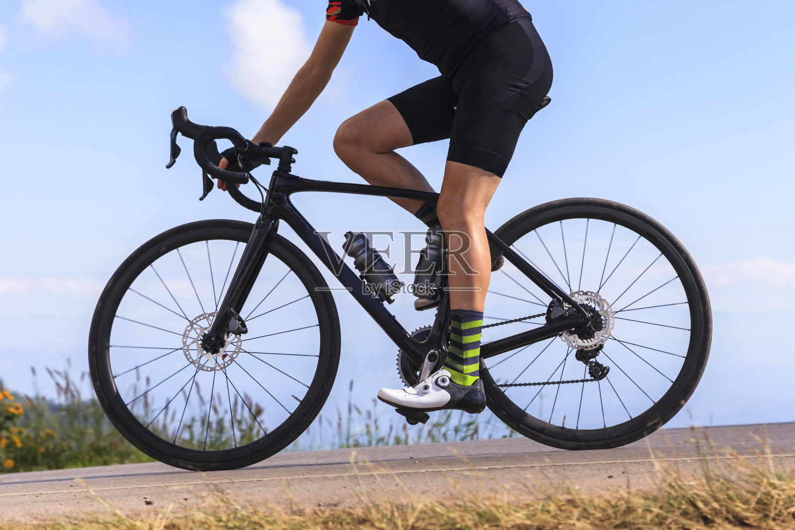 骑自行车的男人照片摄影图片