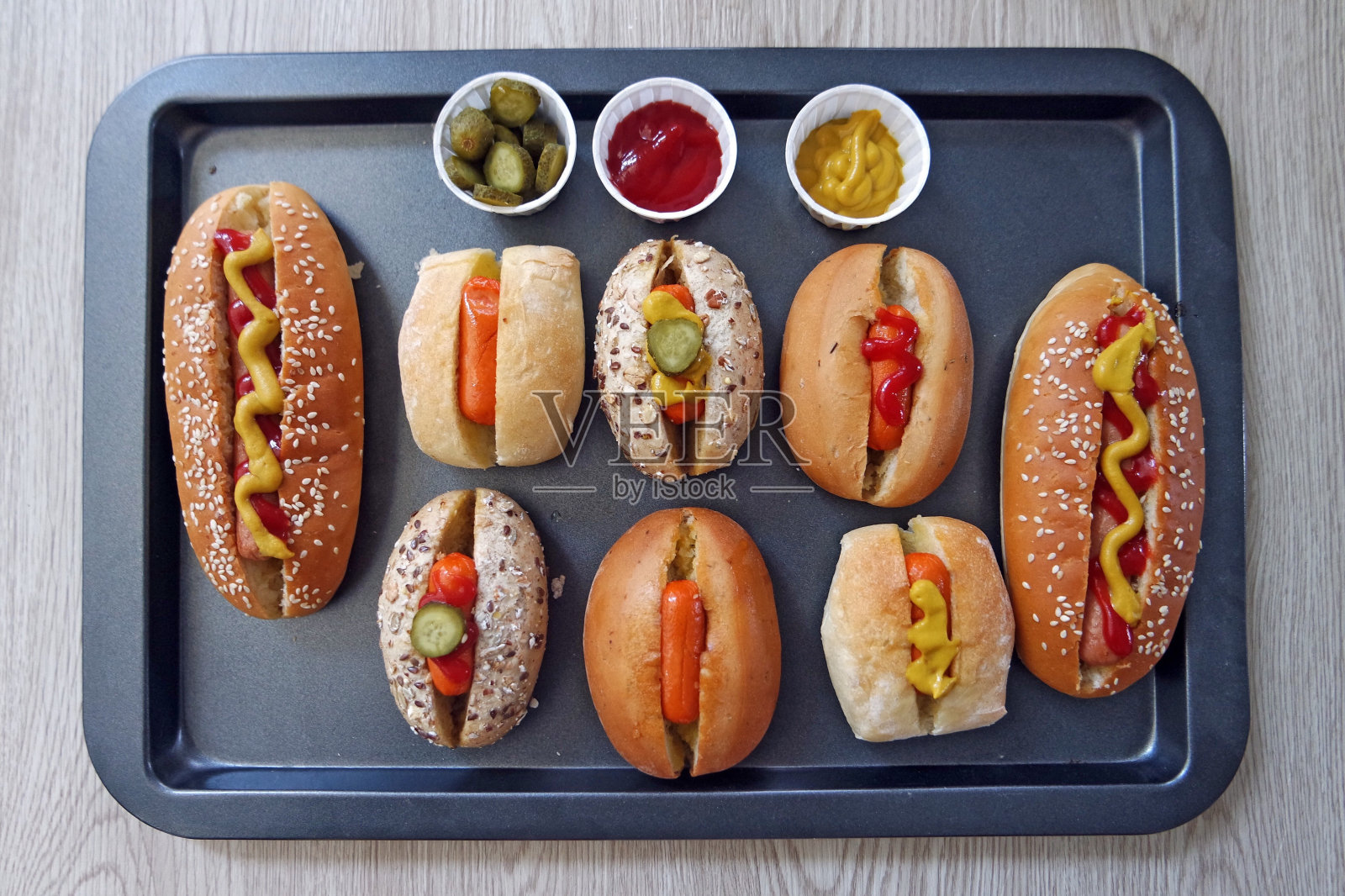 正上方是餐桌上盘子里的自制热狗照片摄影图片