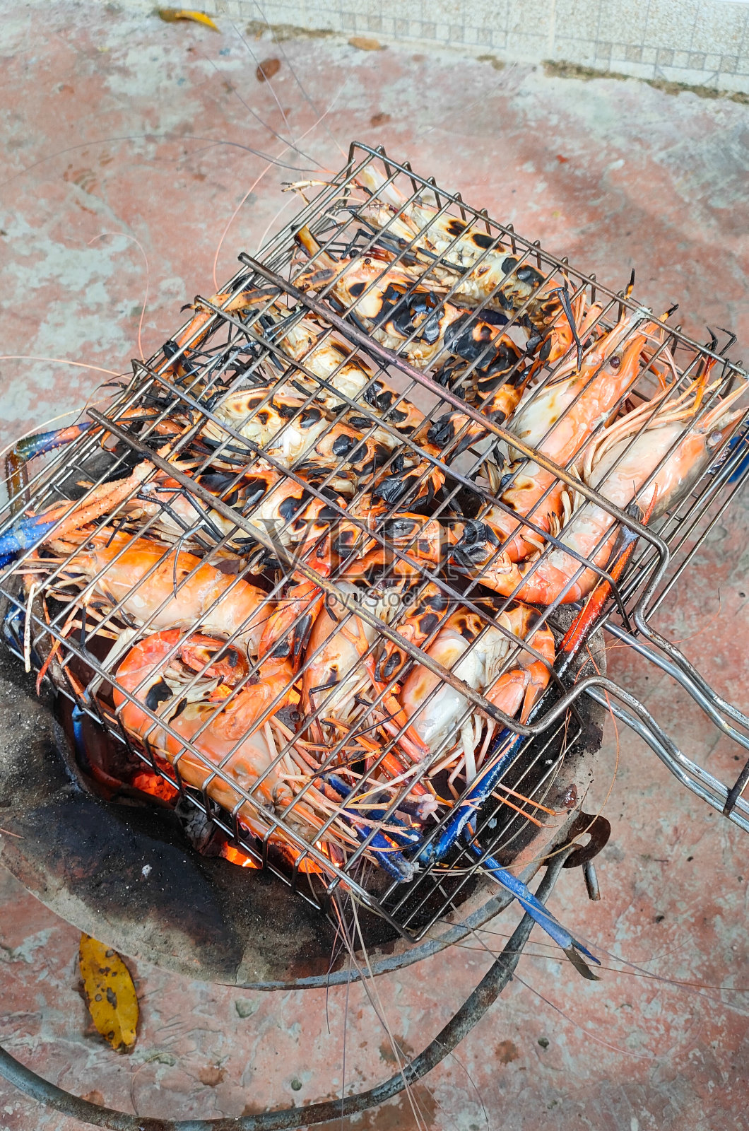 美味的烤虾在烧烤上，准备服务照片摄影图片