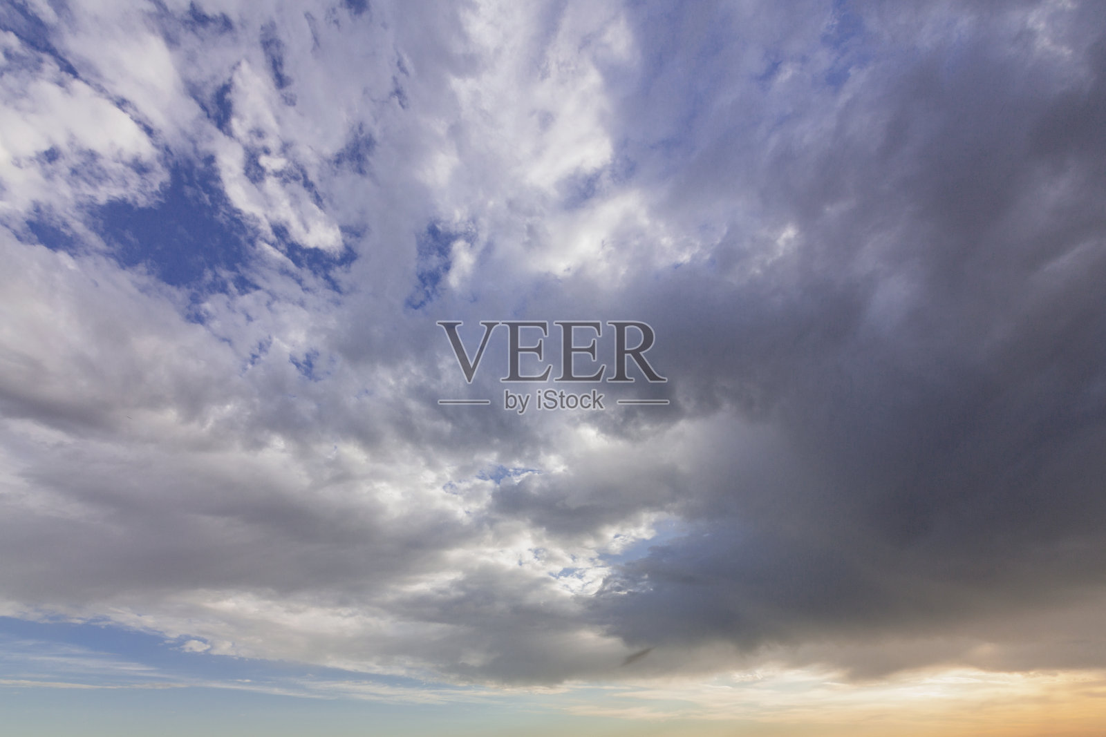 黎明时分雷暴前的乌云背景。照片摄影图片