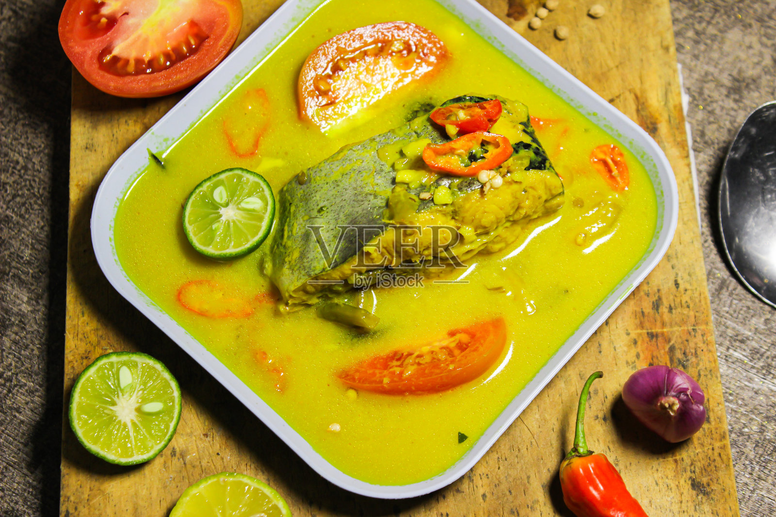 用黄酱煮鲶鱼照片摄影图片