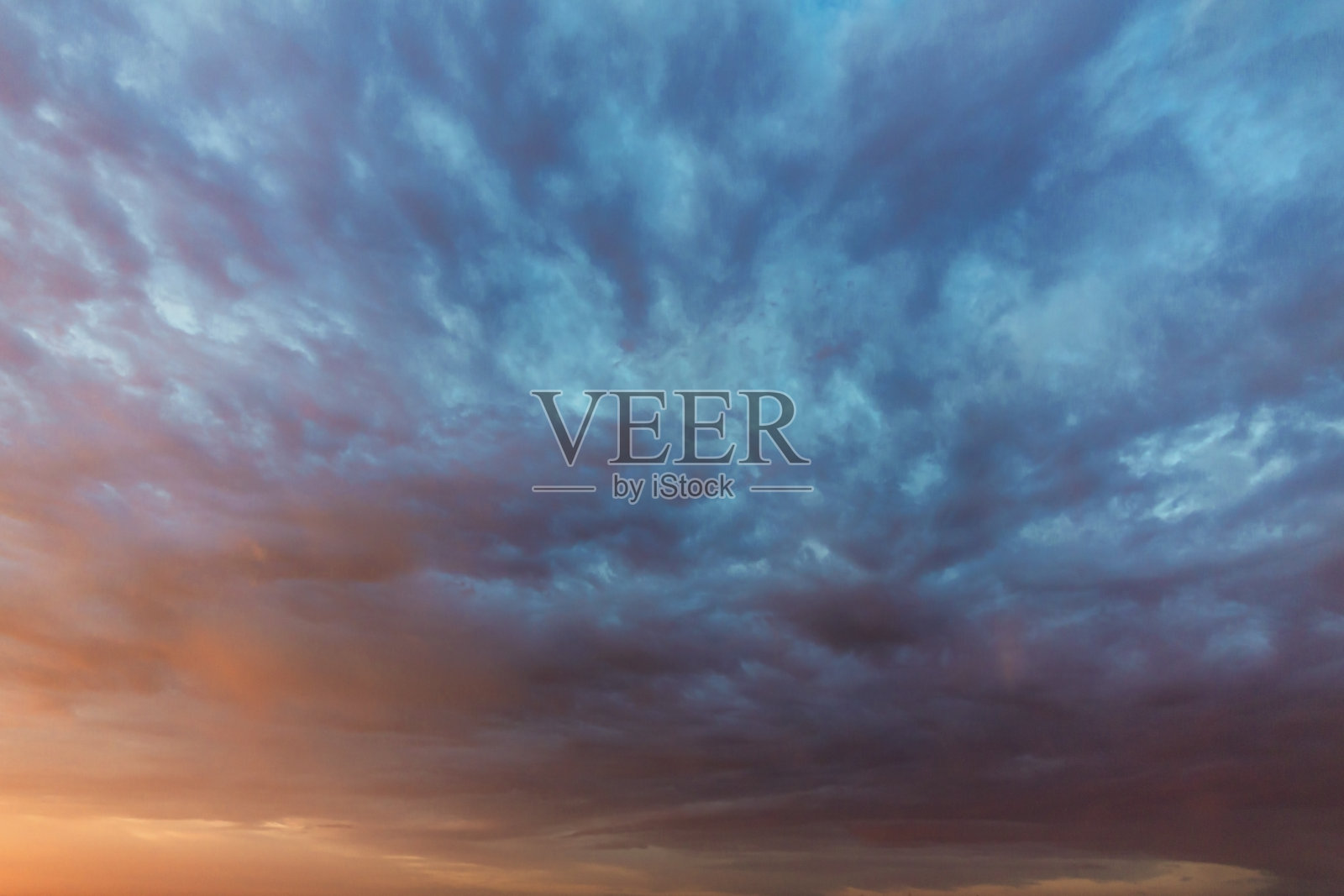 日出在蓝天为背景和层照片摄影图片