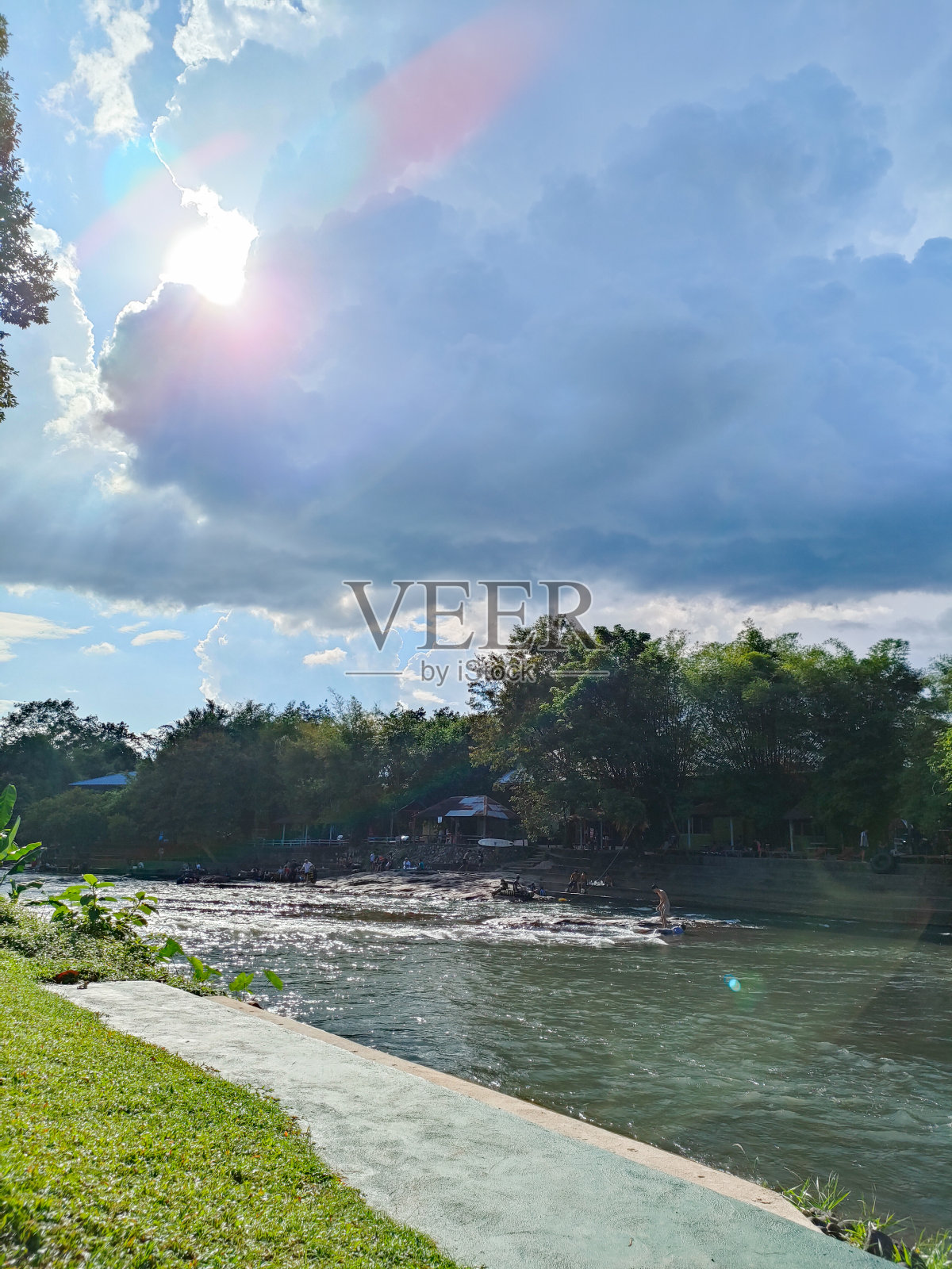 午后的阳光和宁静的溪流照片摄影图片