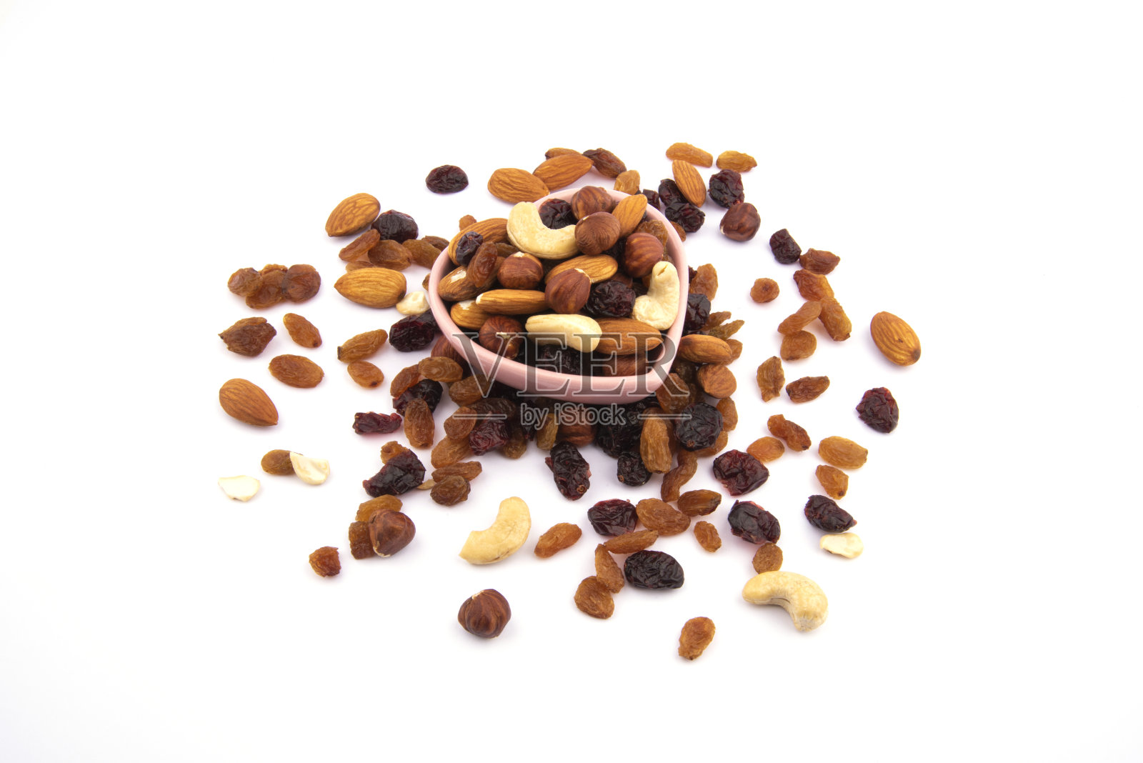 生坚果放在碗里，上面的镜头。生坚果放在心形碗里照片摄影图片