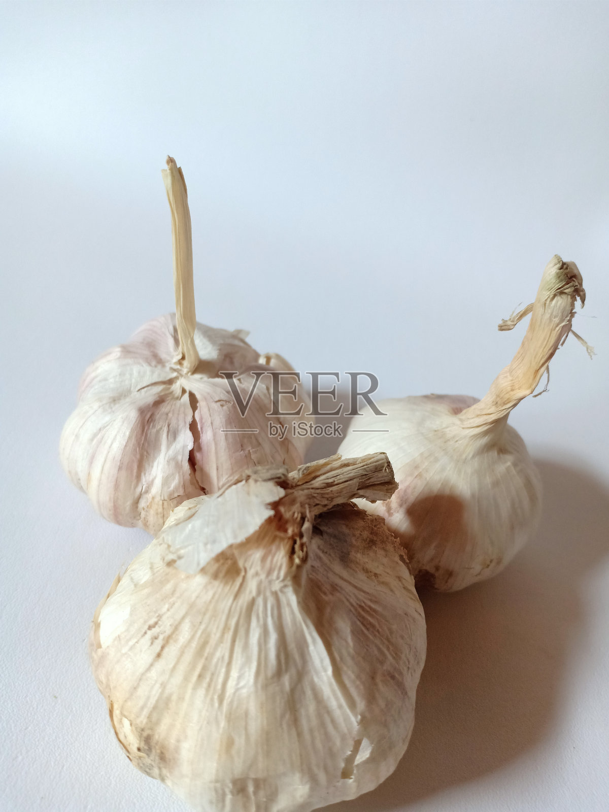 白色背景上的大蒜特写照片摄影图片
