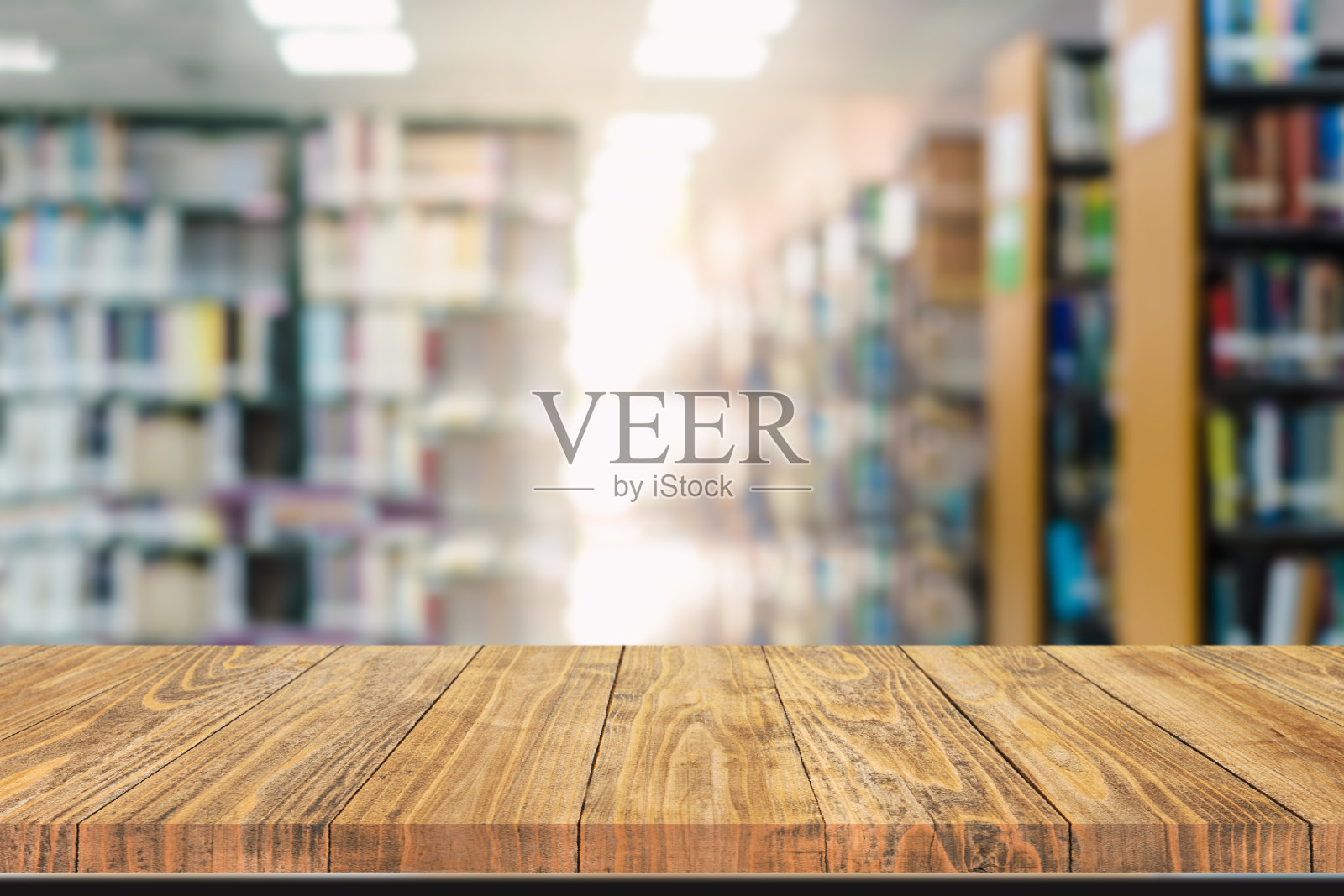 图书馆里空桌子对着书架的特写照片摄影图片