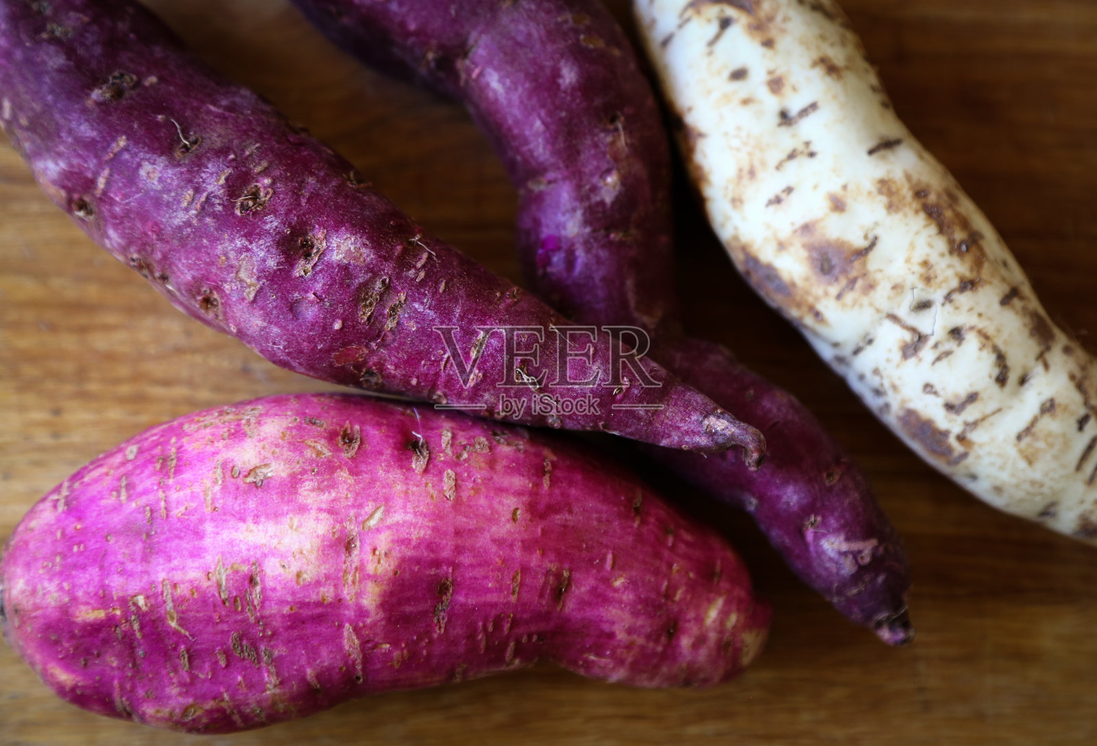 切菜板上的红薯特写照片摄影图片