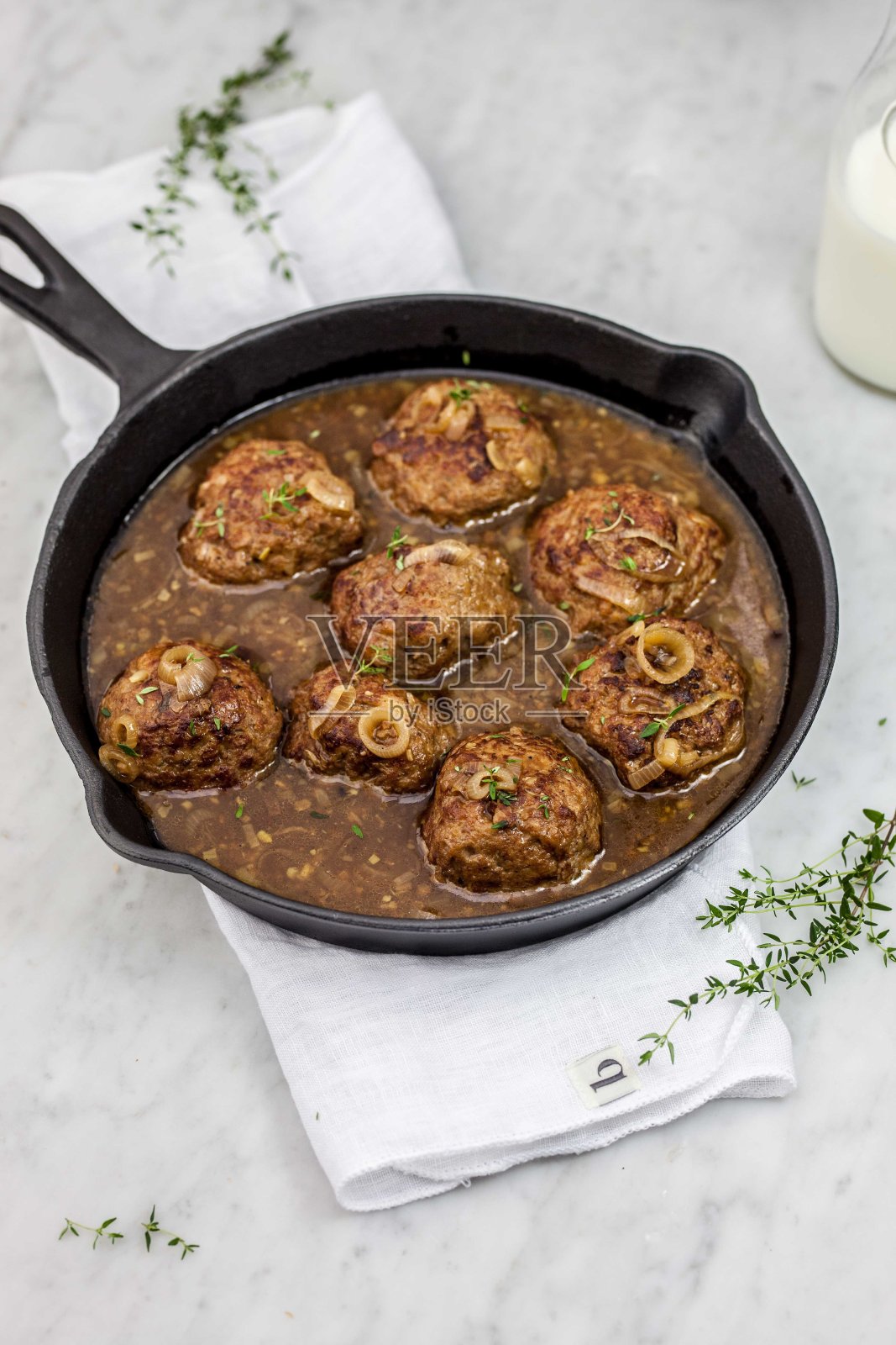 餐桌上煎锅里的咖喱肉丸特写照片摄影图片