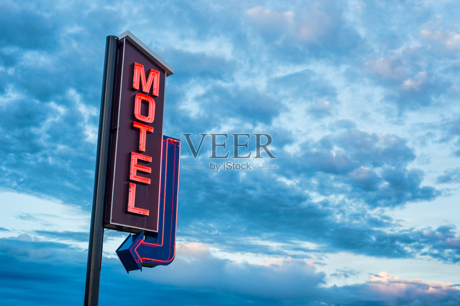 低角度看信息标志对天空照片摄影图片