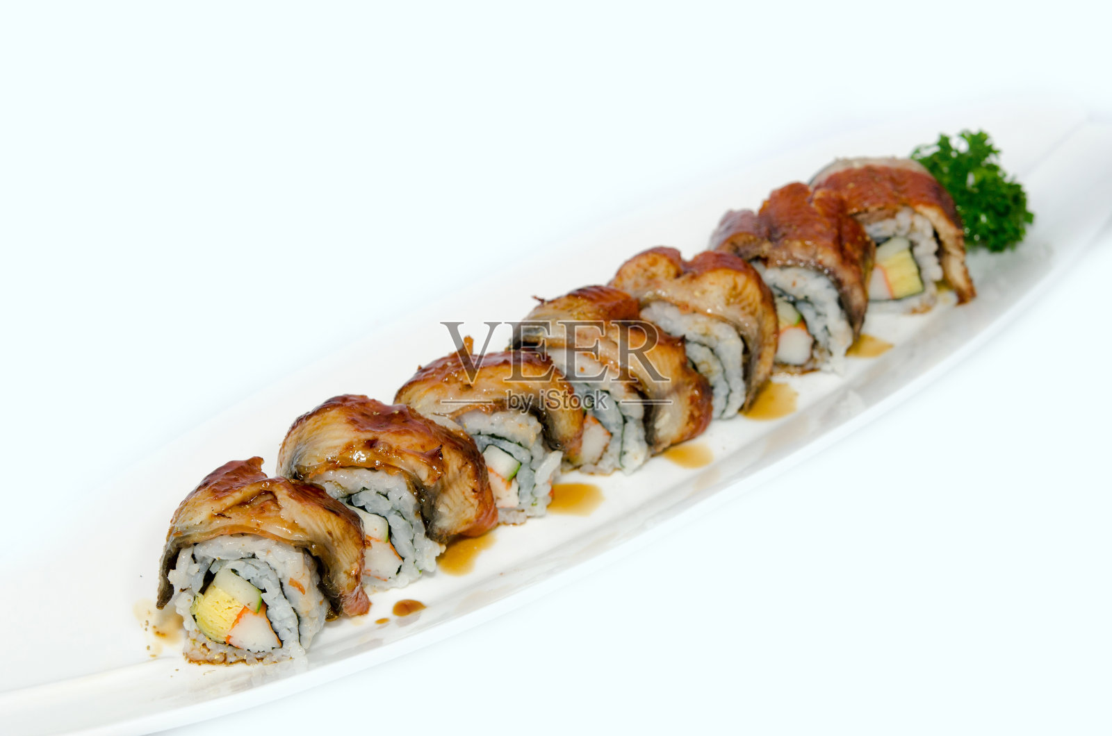 白色背景上盛在盘子里的寿司特写照片摄影图片
