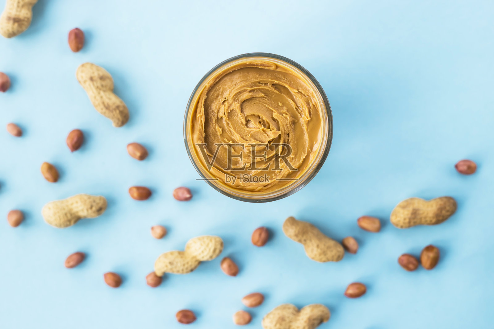 餐桌上玻璃杯里的花生酱特写照片摄影图片