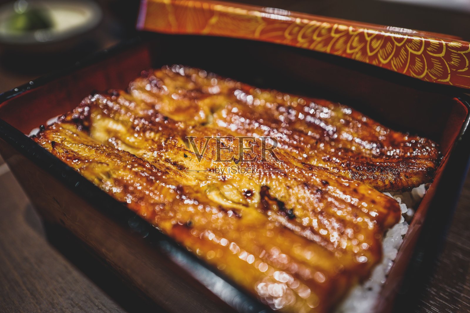 桌子上容器里的鳗鱼特写照片摄影图片