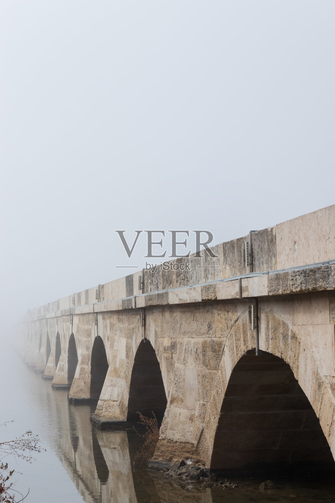 这座城市里有一座历史悠久的桥，雾蒙蒙的天气，神秘的气氛照片摄影图片