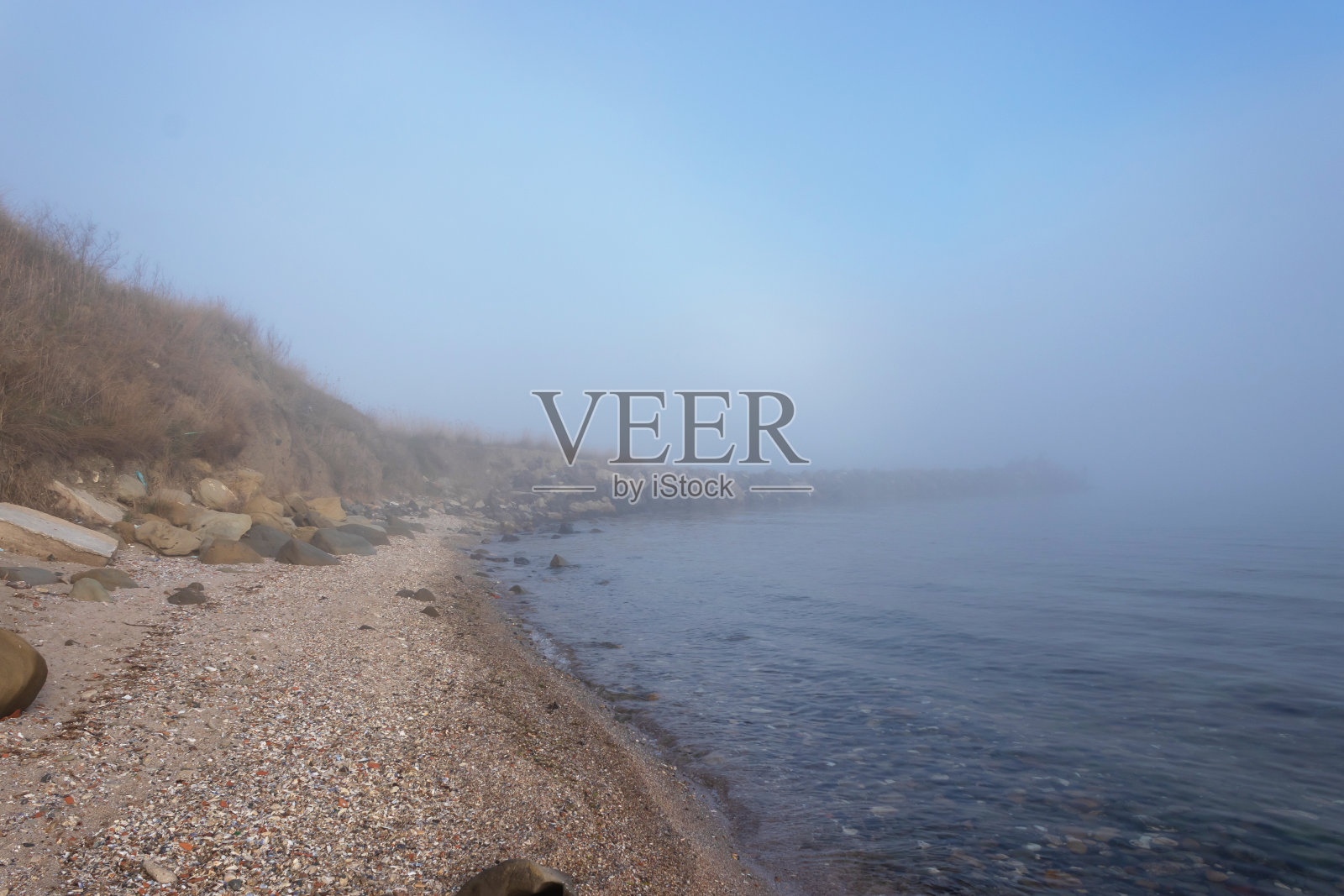 雾蒙蒙的海景，神秘的外观和氛围照片摄影图片