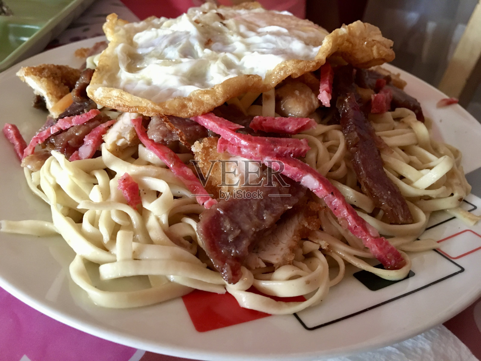 肉条炒蛋面照片摄影图片