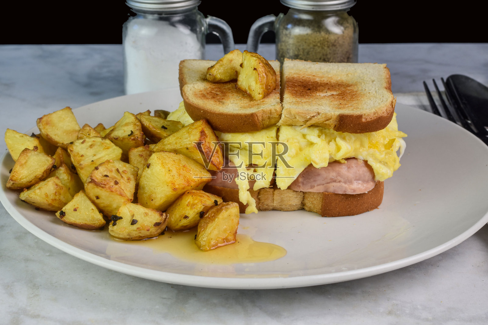 午餐肉和鸡蛋早餐三明治，照片摄影图片
