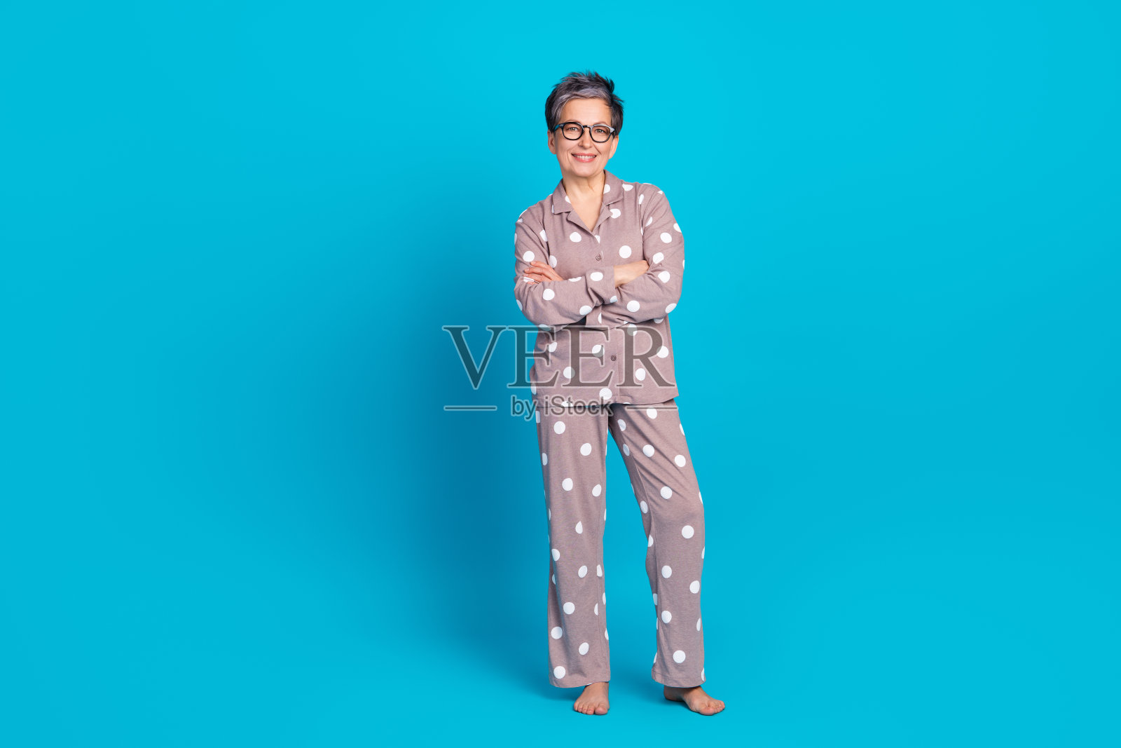 照片的华丽可爱的高级妇女穿着时尚的睡衣呈现空白的空间孤立的蓝色背景照片摄影图片