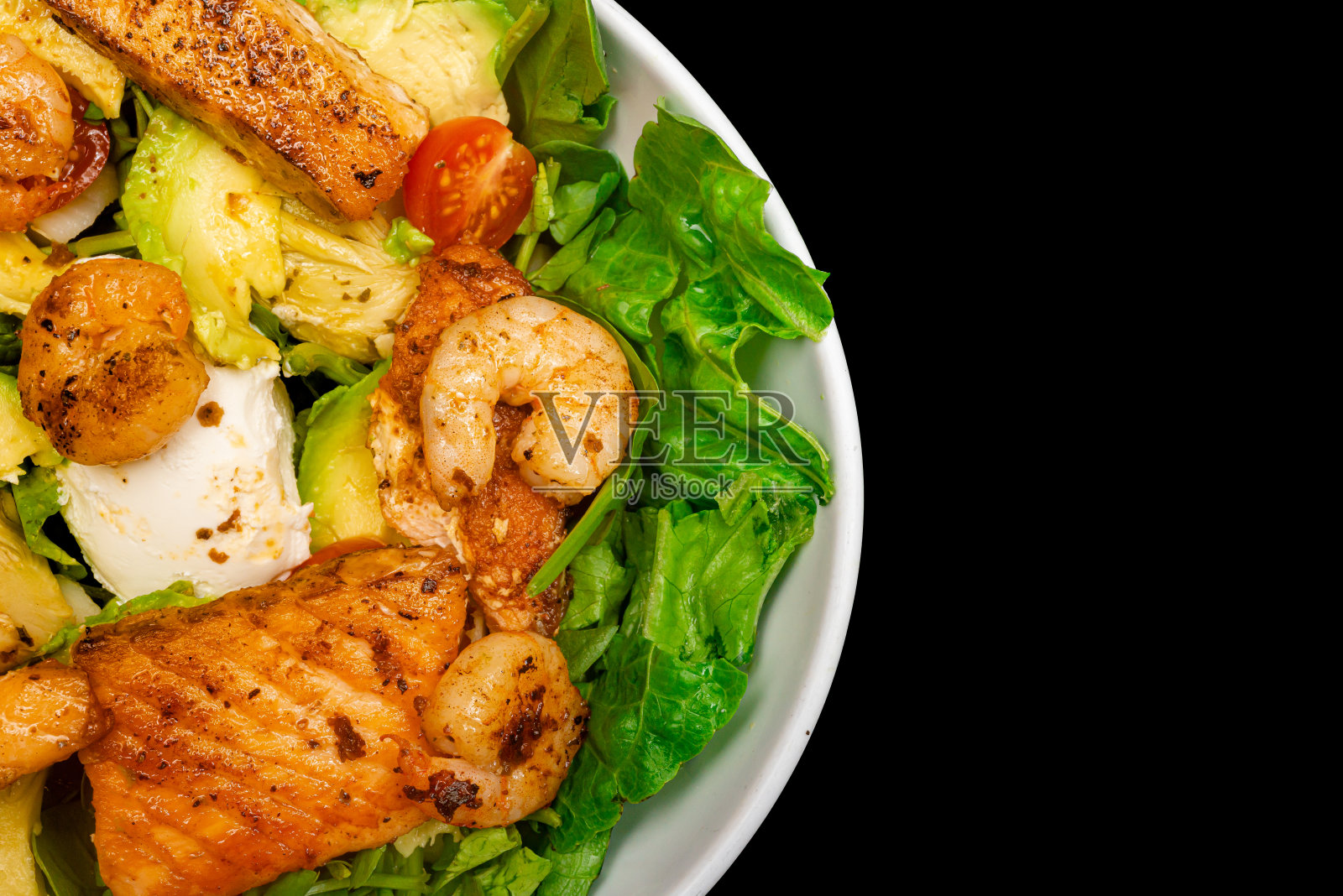 梨沙拉配蘑菇和腰果，黑色背景照片摄影图片