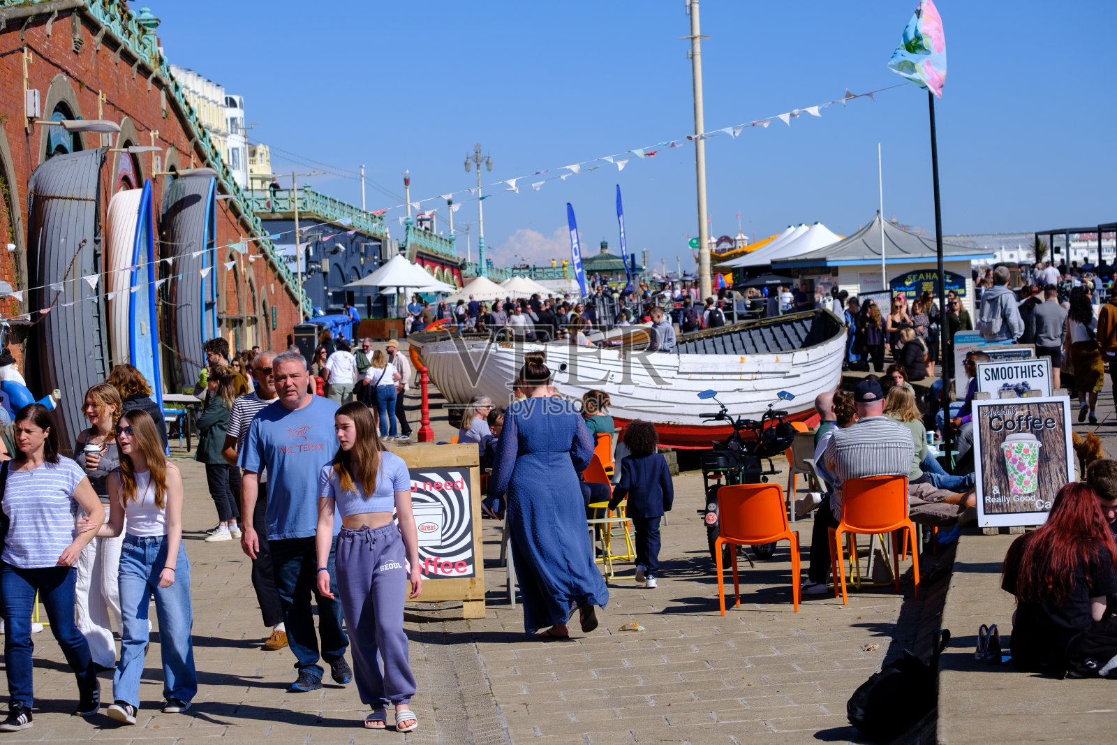 人们在英国英格兰的布莱顿海滨散步照片摄影图片