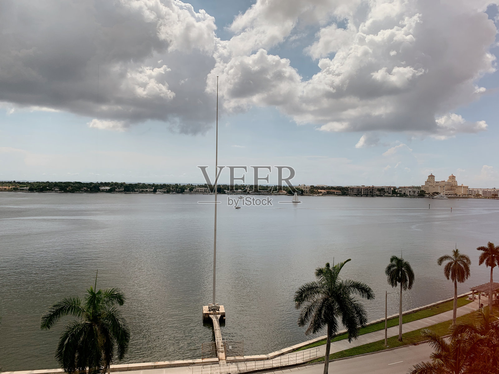 2024年夏季中午，佛罗里达海湾海滨西棕榈滩市中心的穆迪电影航拍照片照片摄影图片