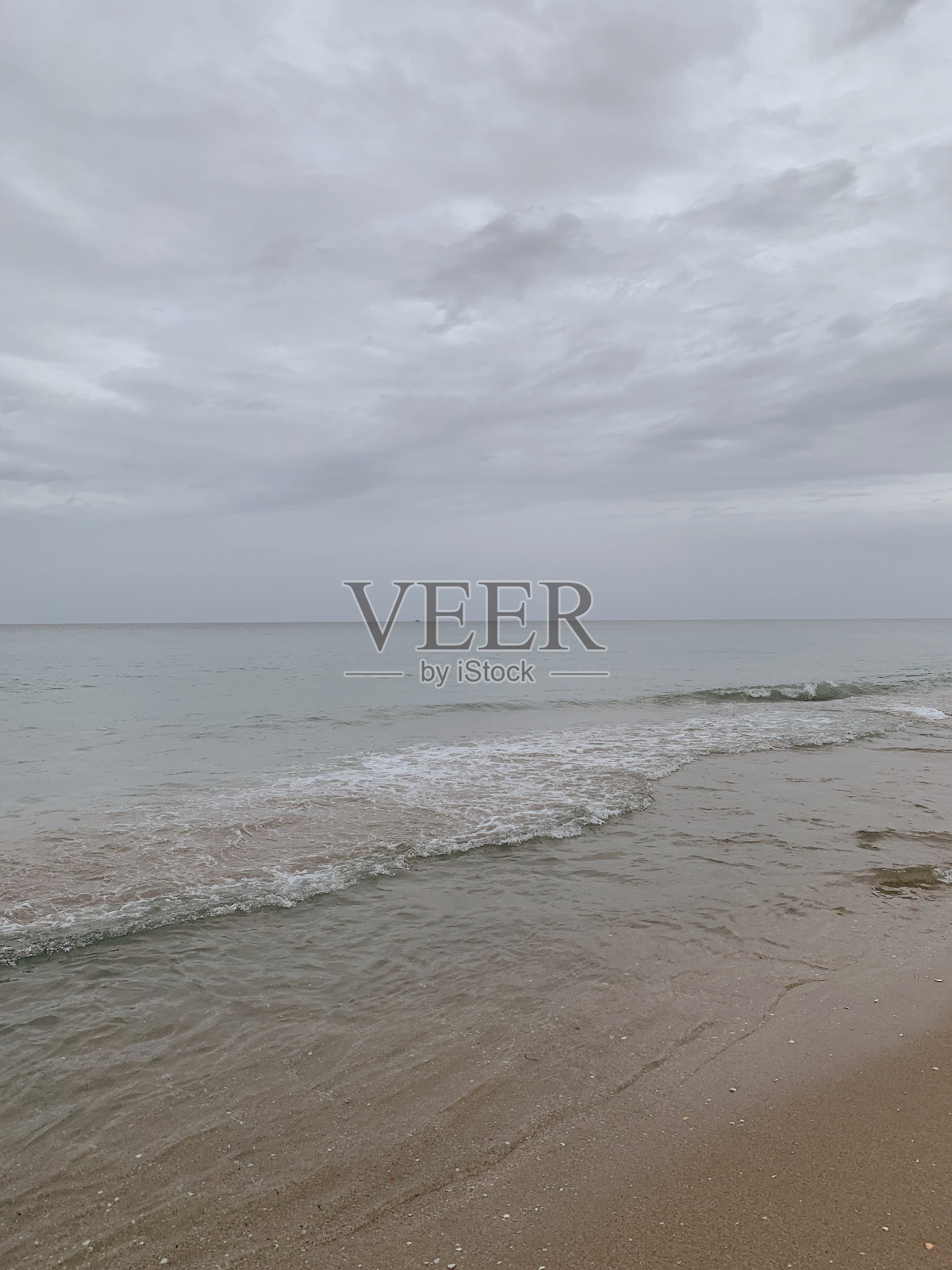 穆迪电影黄昏的照片在歌手岛的海滩岸边，佛罗里达州在2024年夏天的部分阴天照片摄影图片