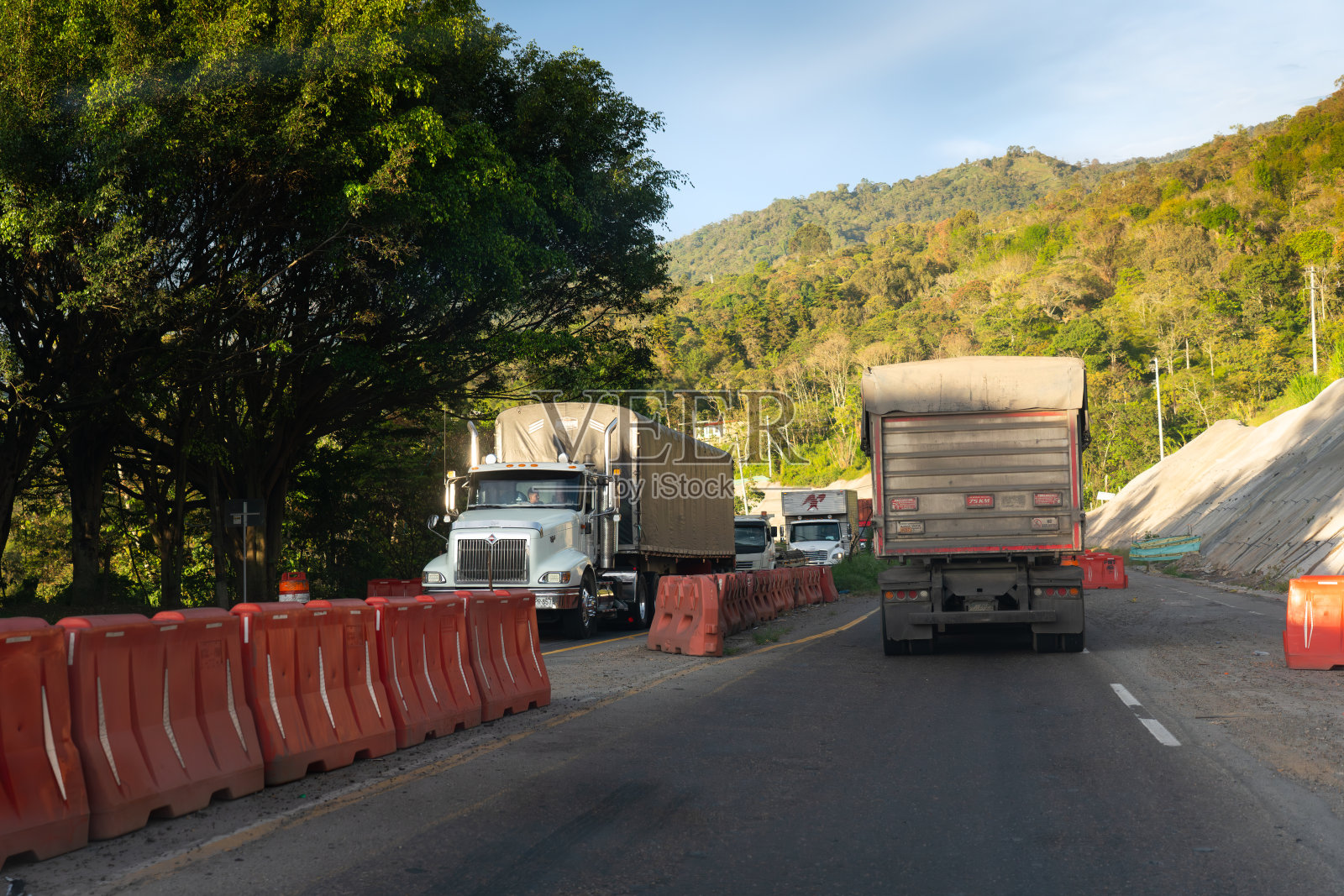 哥伦比亚高速公路上的卡车交通正在扩建。照片摄影图片