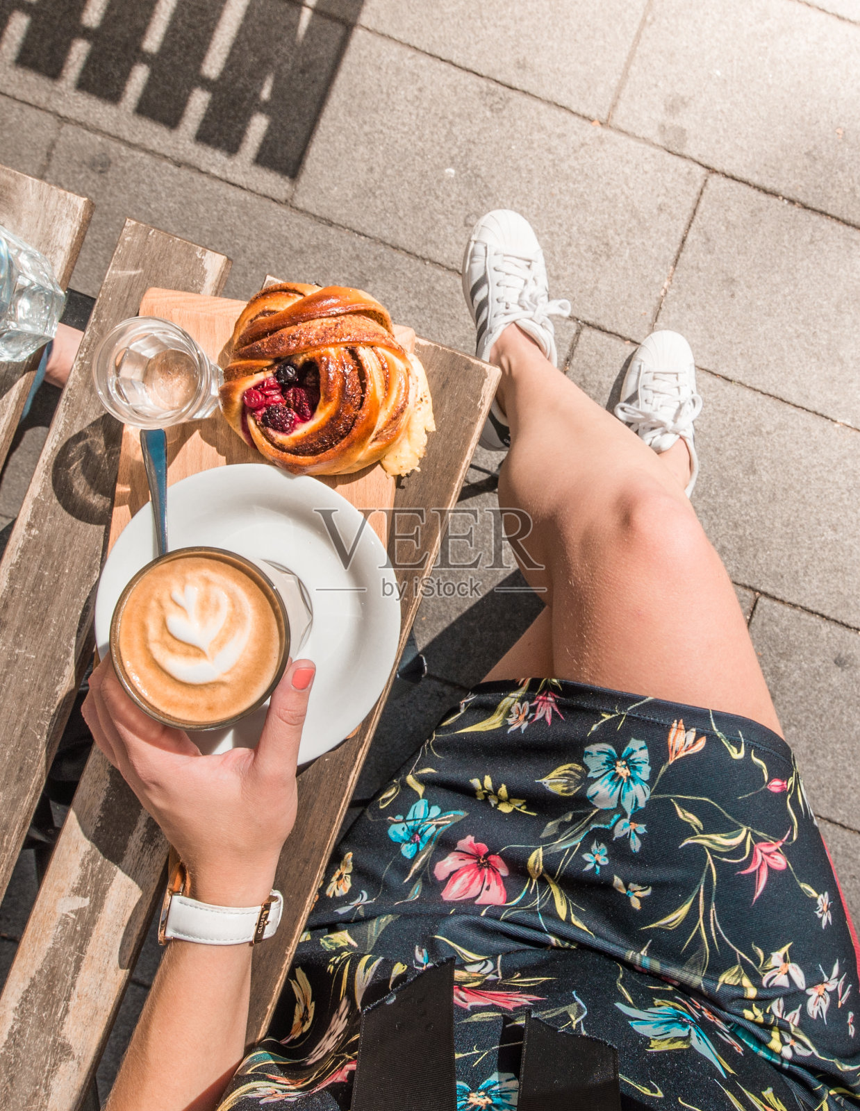 户外拿着咖啡杯的妇女的低剖面照片摄影图片