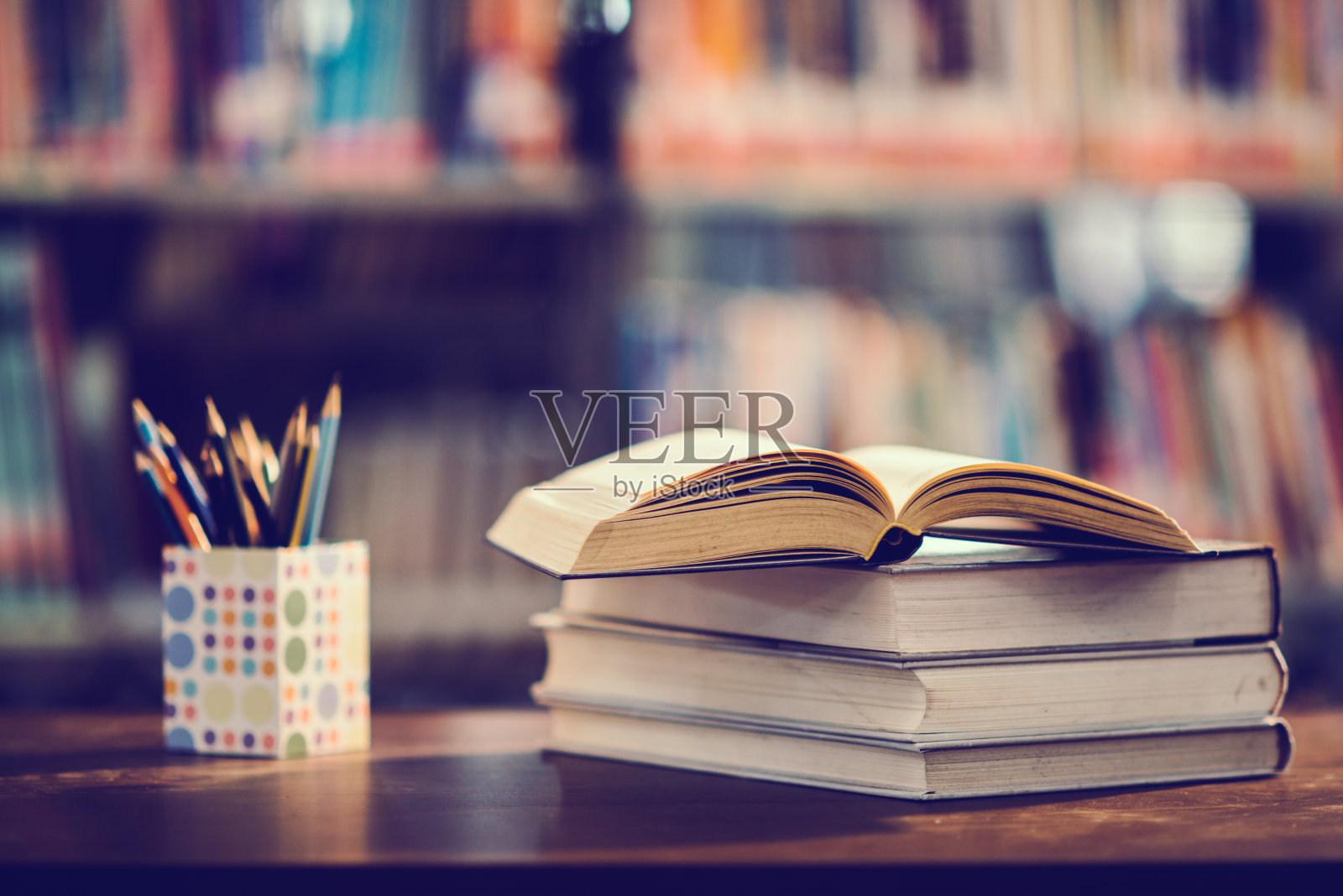 图书馆里的书靠在书架上照片摄影图片