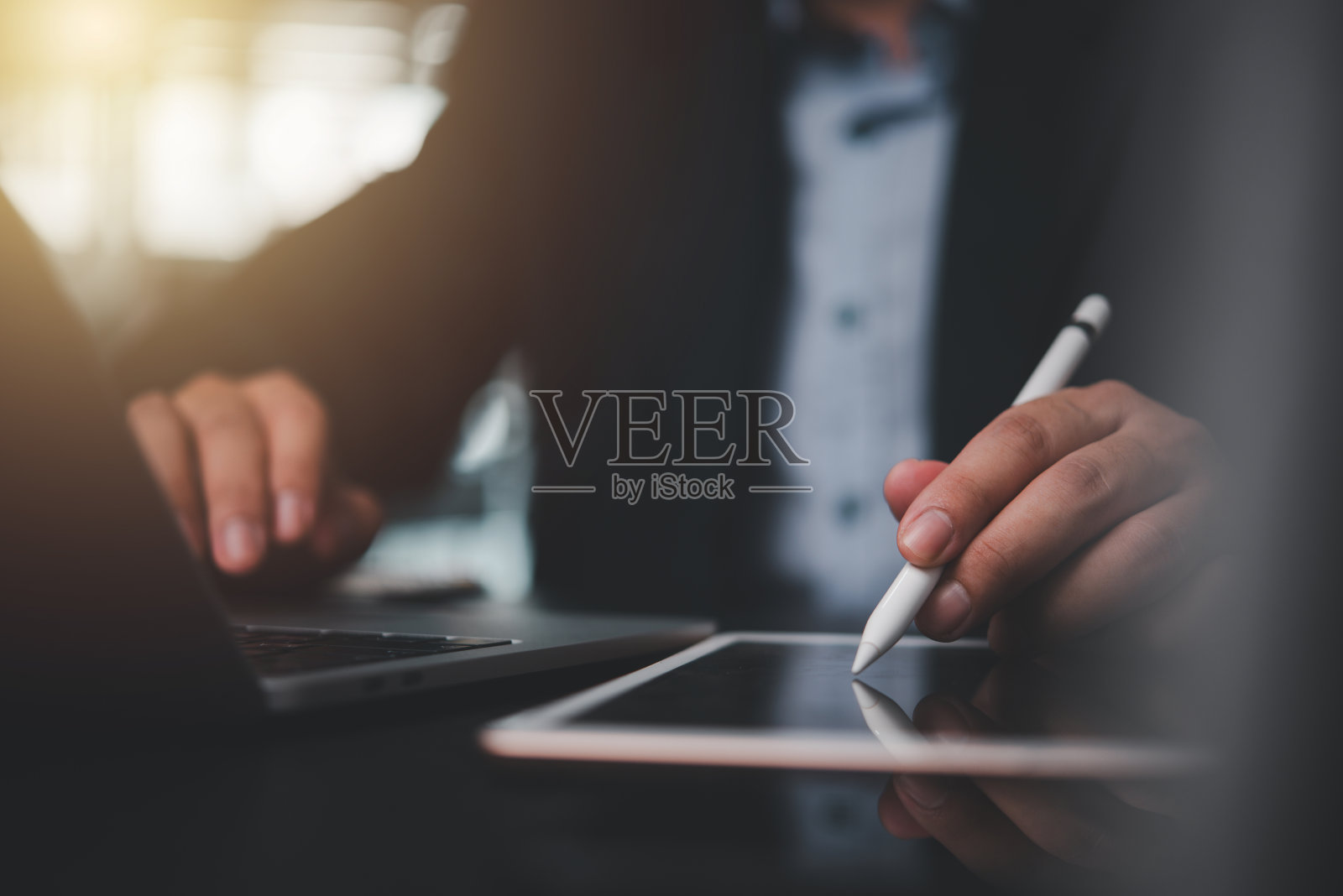 商人用触控笔在数字平板电脑上工作照片摄影图片