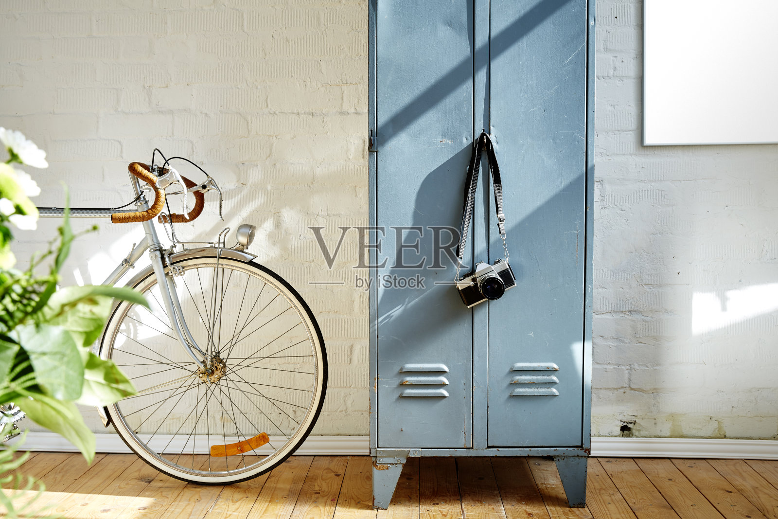 自行车在家里靠墙的储物柜照片摄影图片