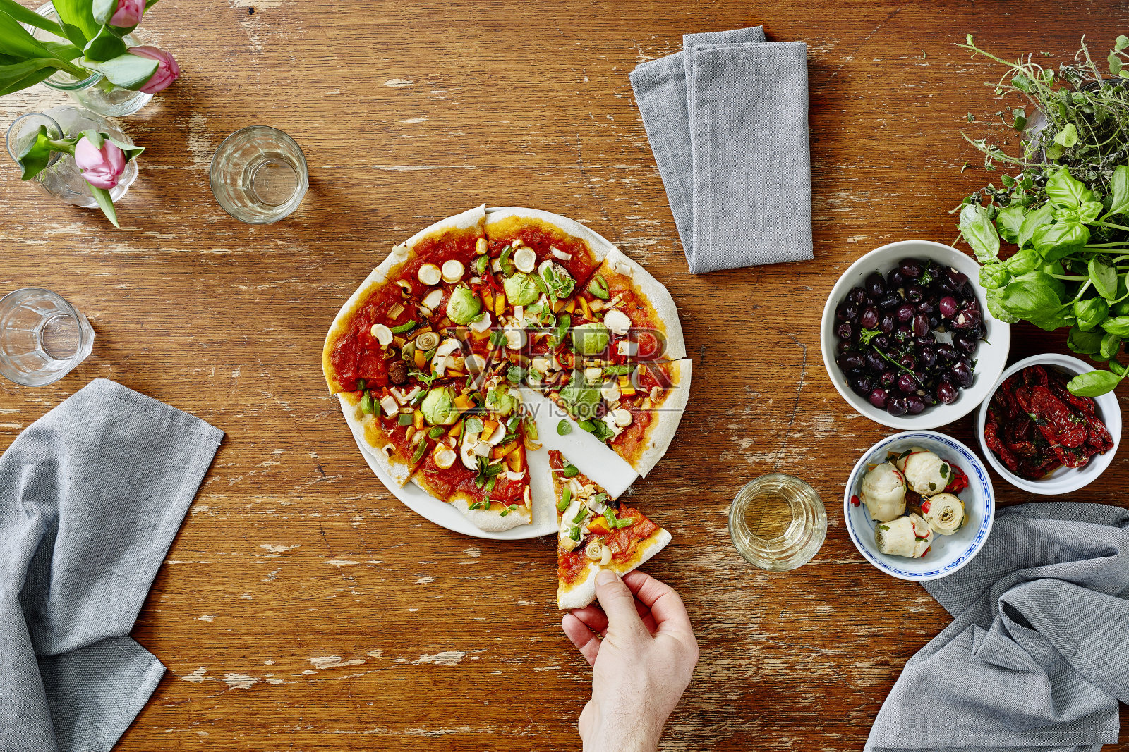 裁剪的女人的手在桌子上吃披萨照片摄影图片