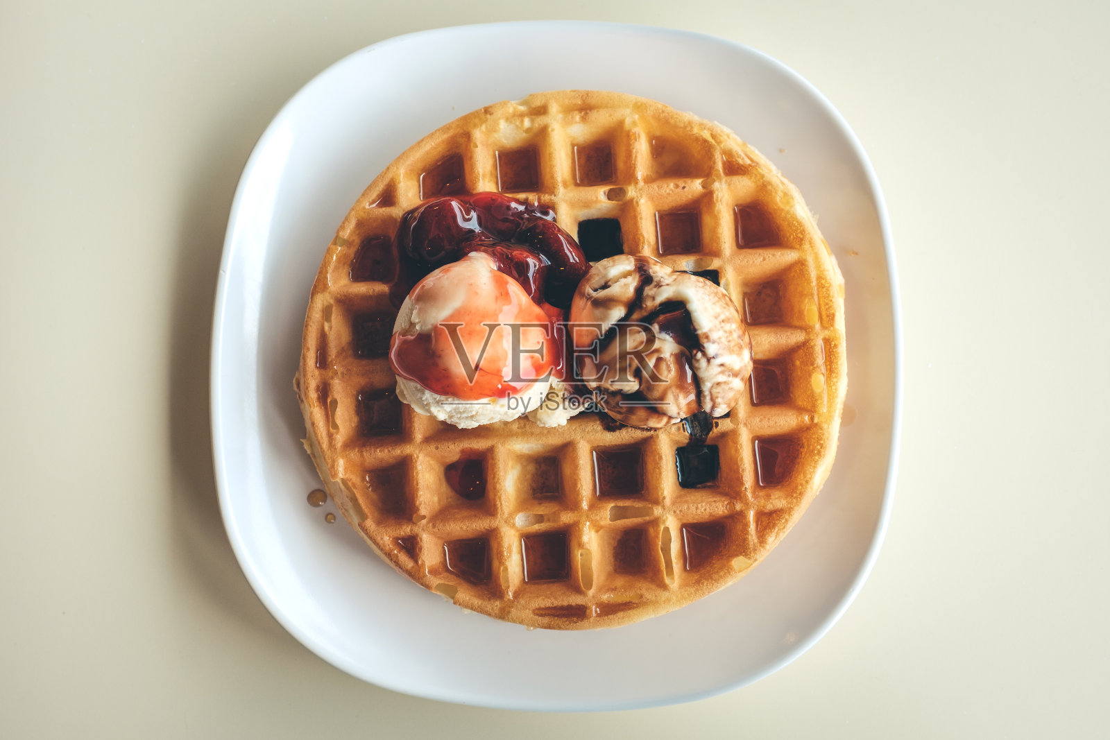 正上方的华夫饼装在盘子里照片摄影图片