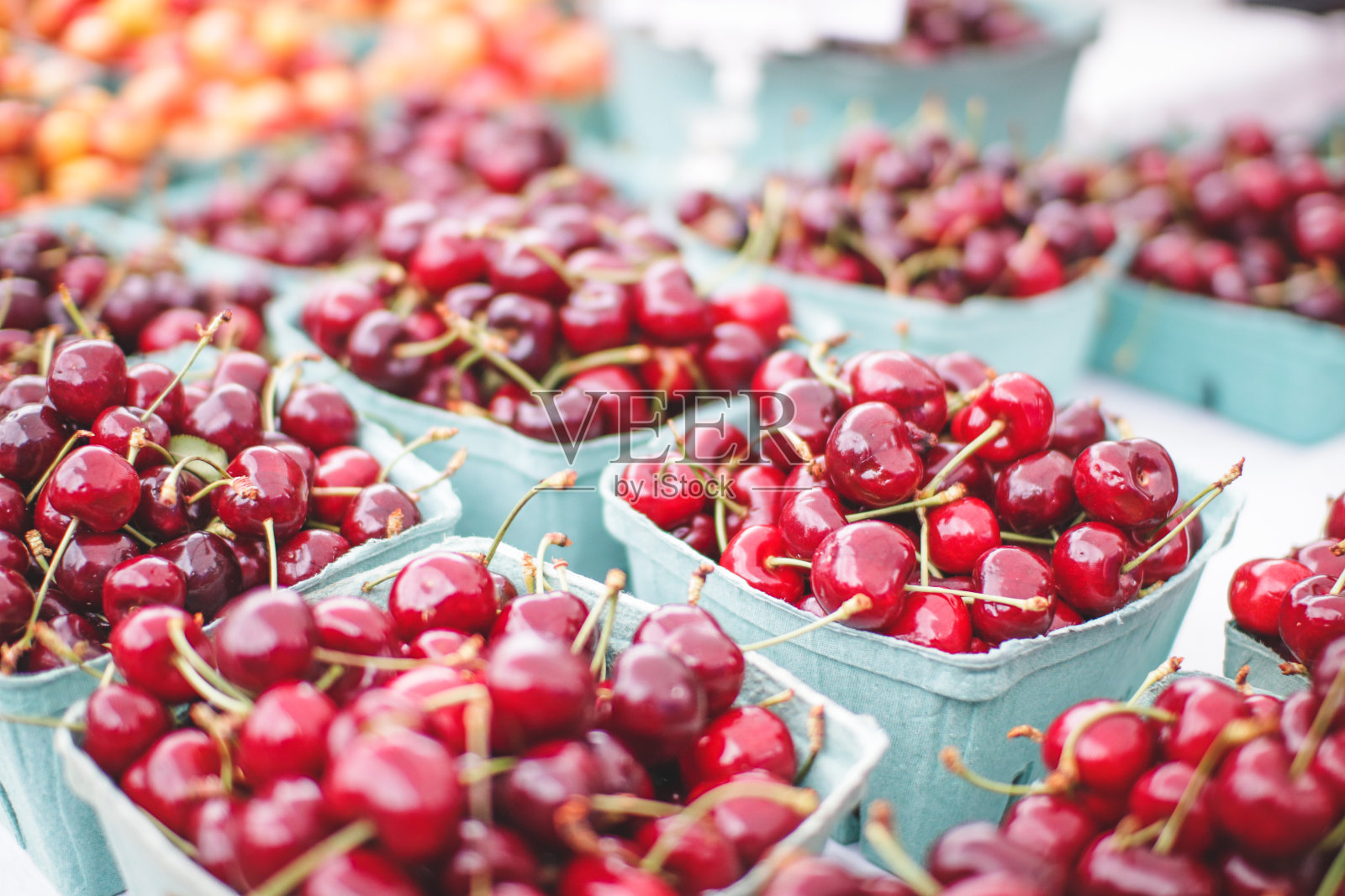 市场上出售的红色水果特写照片摄影图片