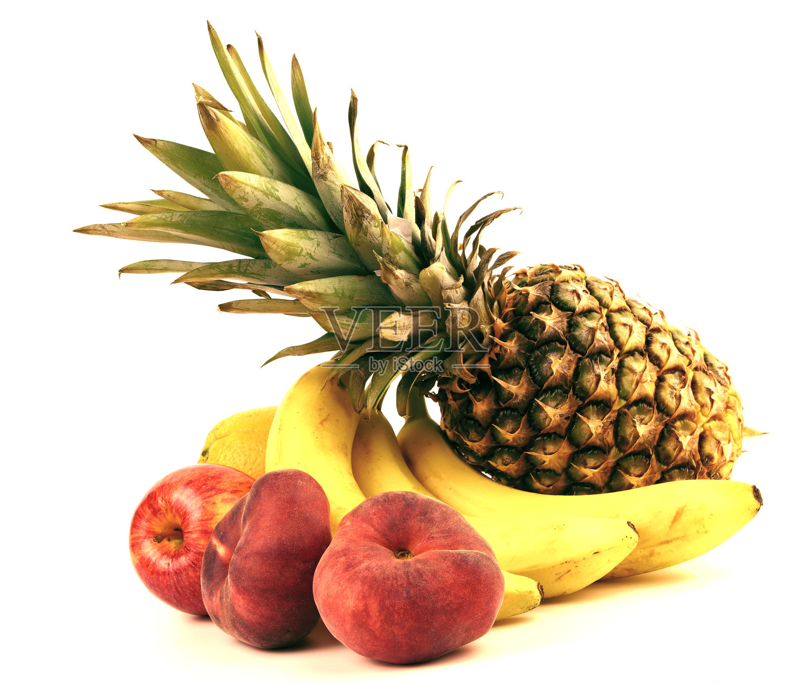以菠萝、香蕉、苹果和橙子为背景，以艺术的方式展示各种新鲜水果照片摄影图片