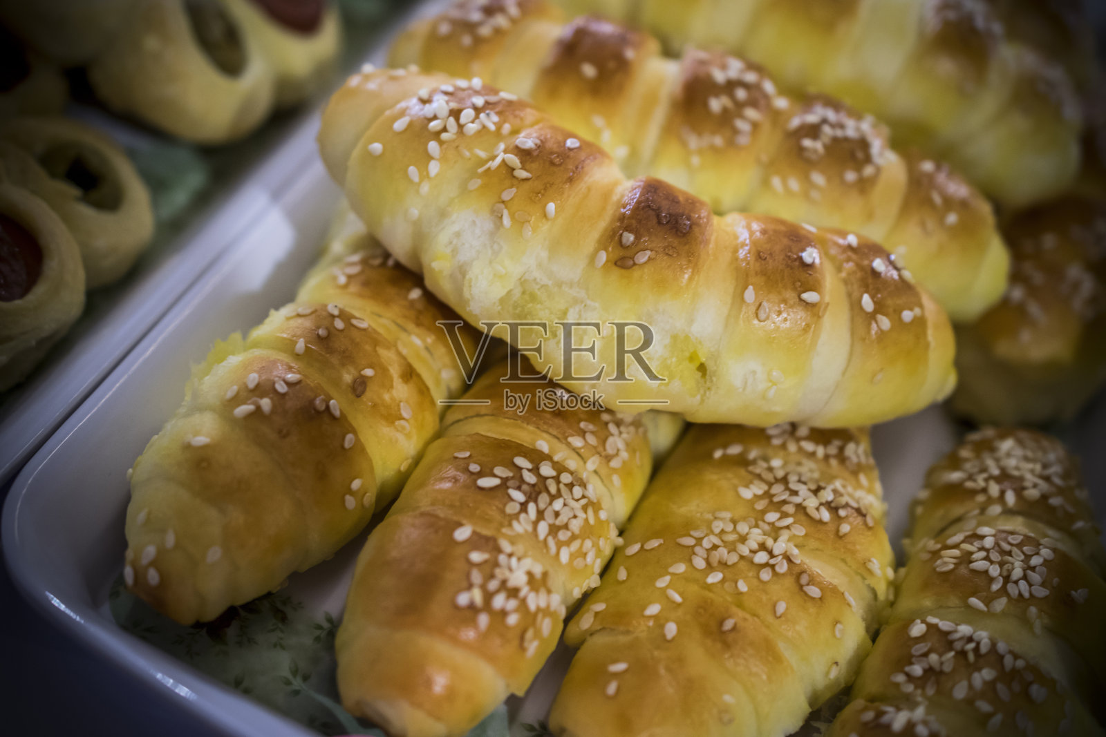 盘子里的自制包子照片摄影图片